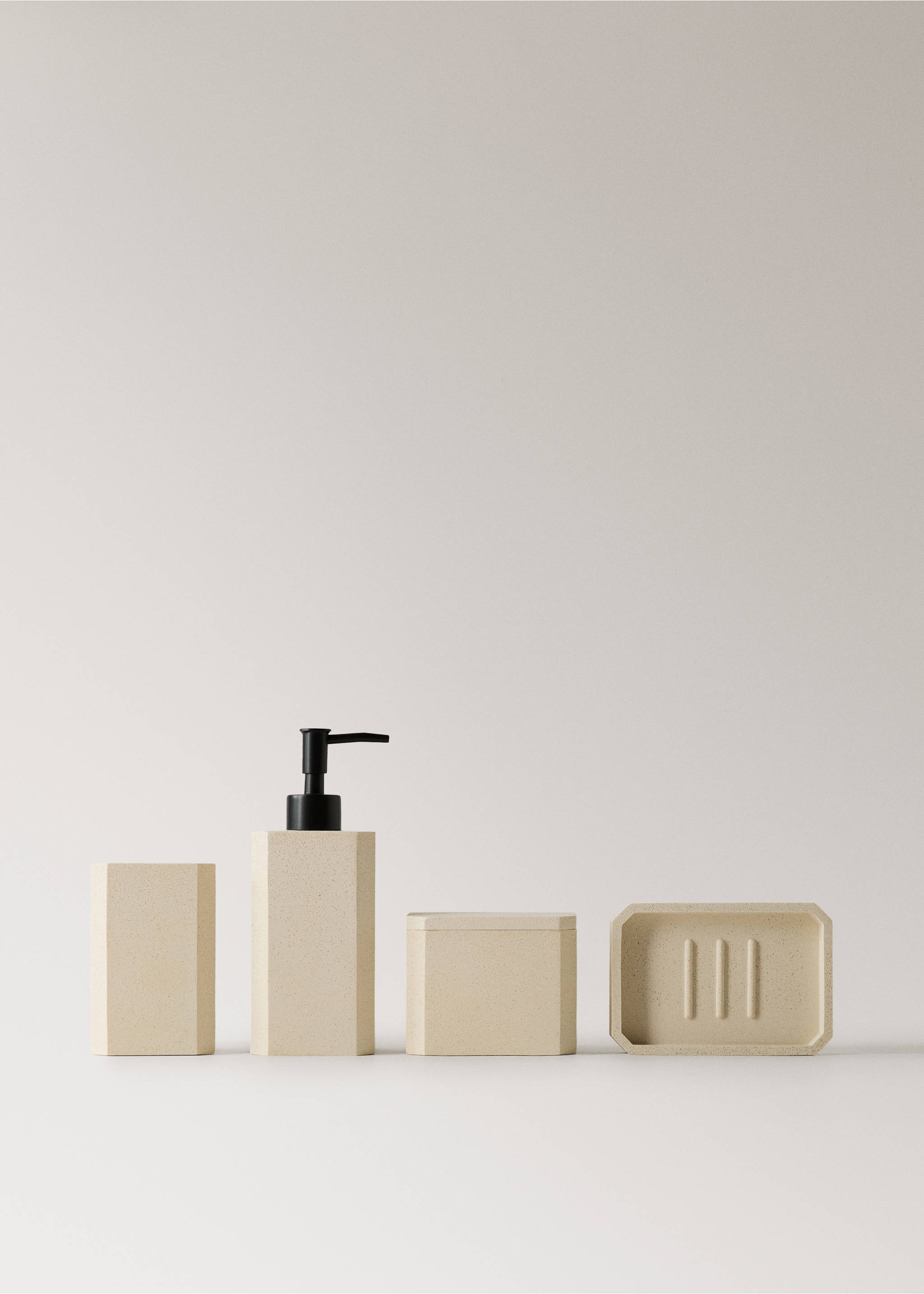 Beige stone-effect soap dish with raised drainage ridges., Sand. Ref: 17062919-00.