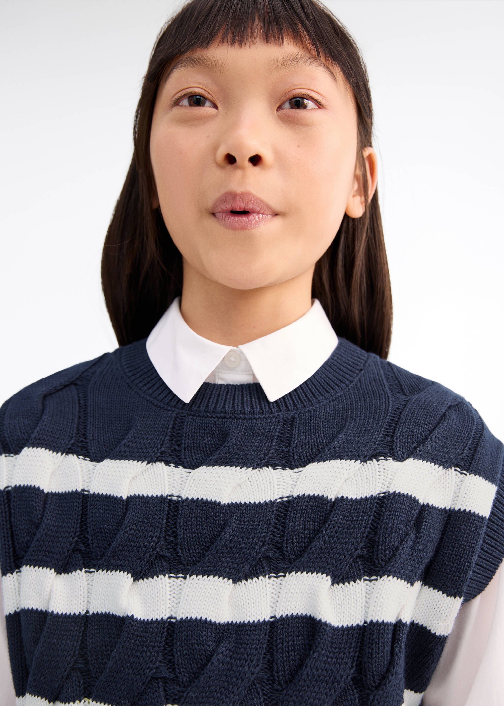 Braided-knit gilet - Details of the article 1, Navy. Ref: 17063279-00.