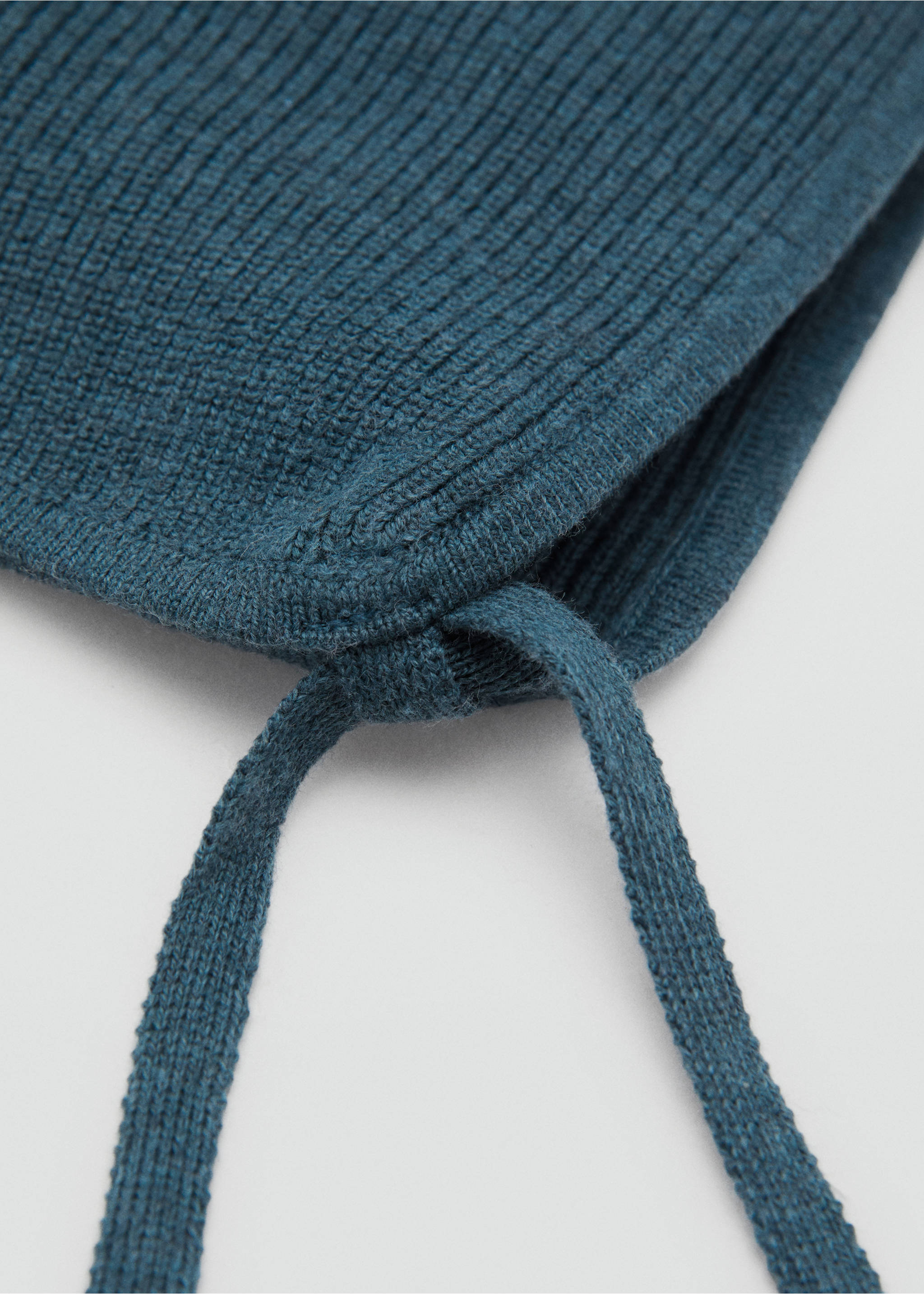 Knitted bonnet with tassel - Medium plane, Petrol Blue. Ref: 17063298-00.