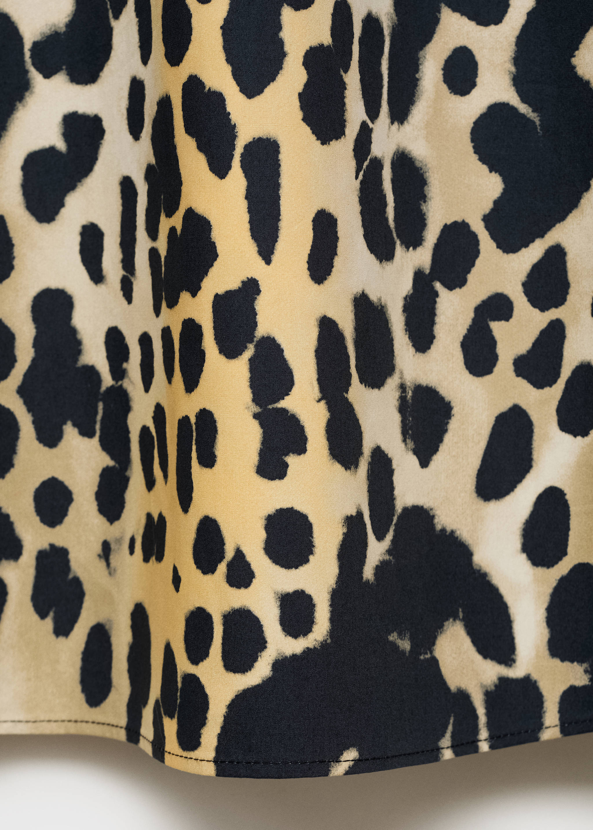 Saia pelo joelho de leopardo - Pormenor do artigo 8