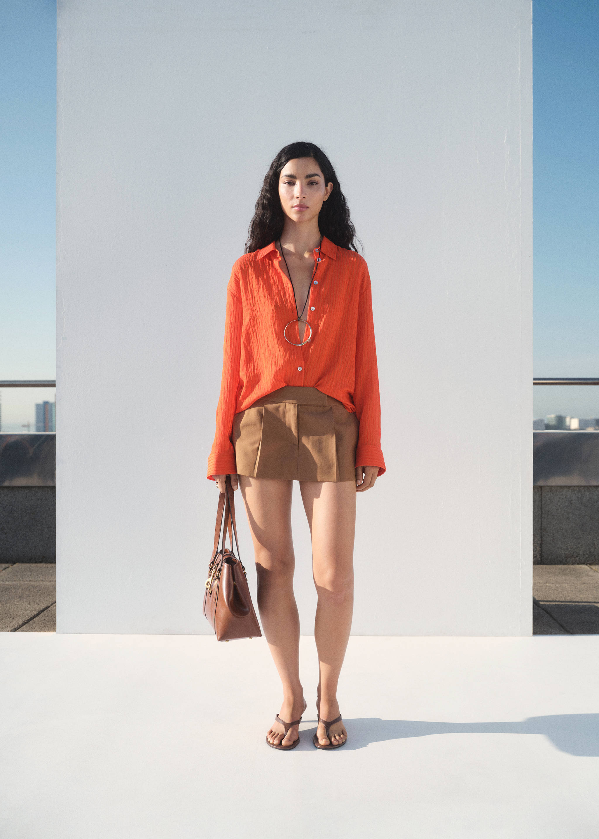 Camisa oversize com efeito enrugado - Plano geral