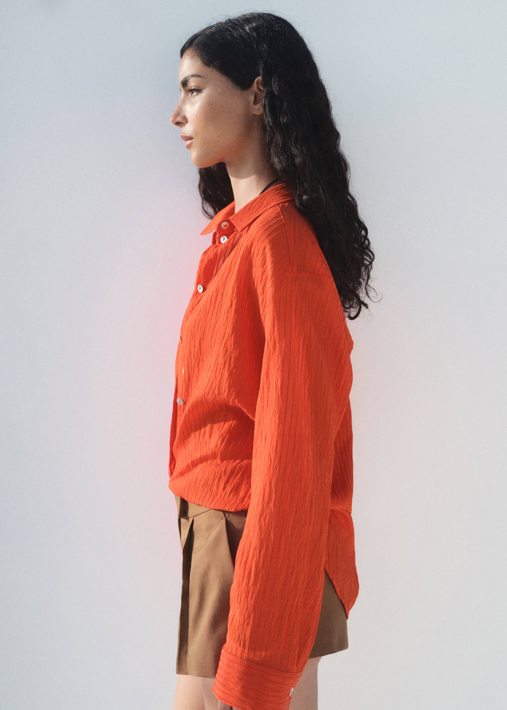 Camisa oversize com efeito enrugado - Plano médio