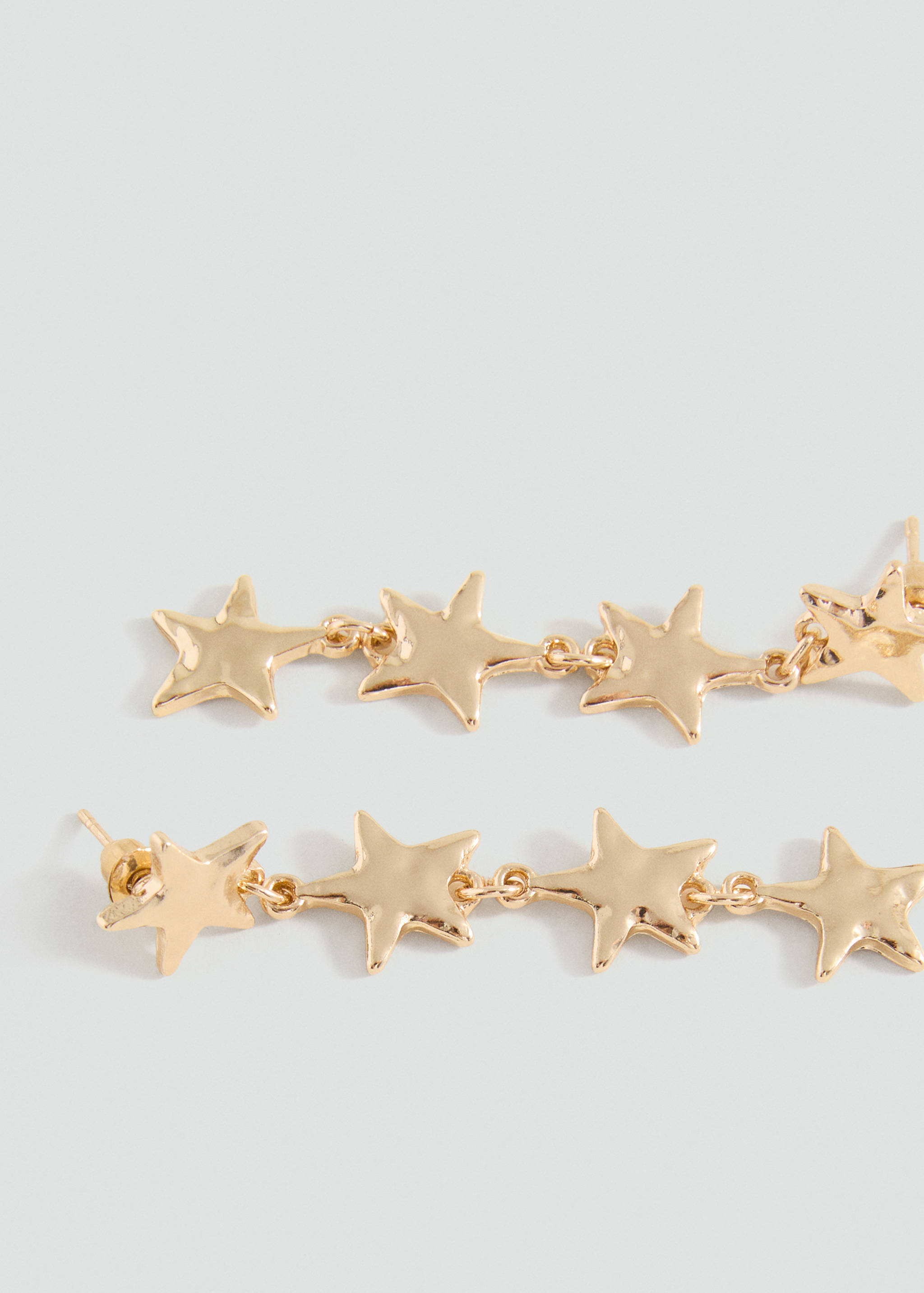 Boucles d’oreilles étoiles - Plan moyen