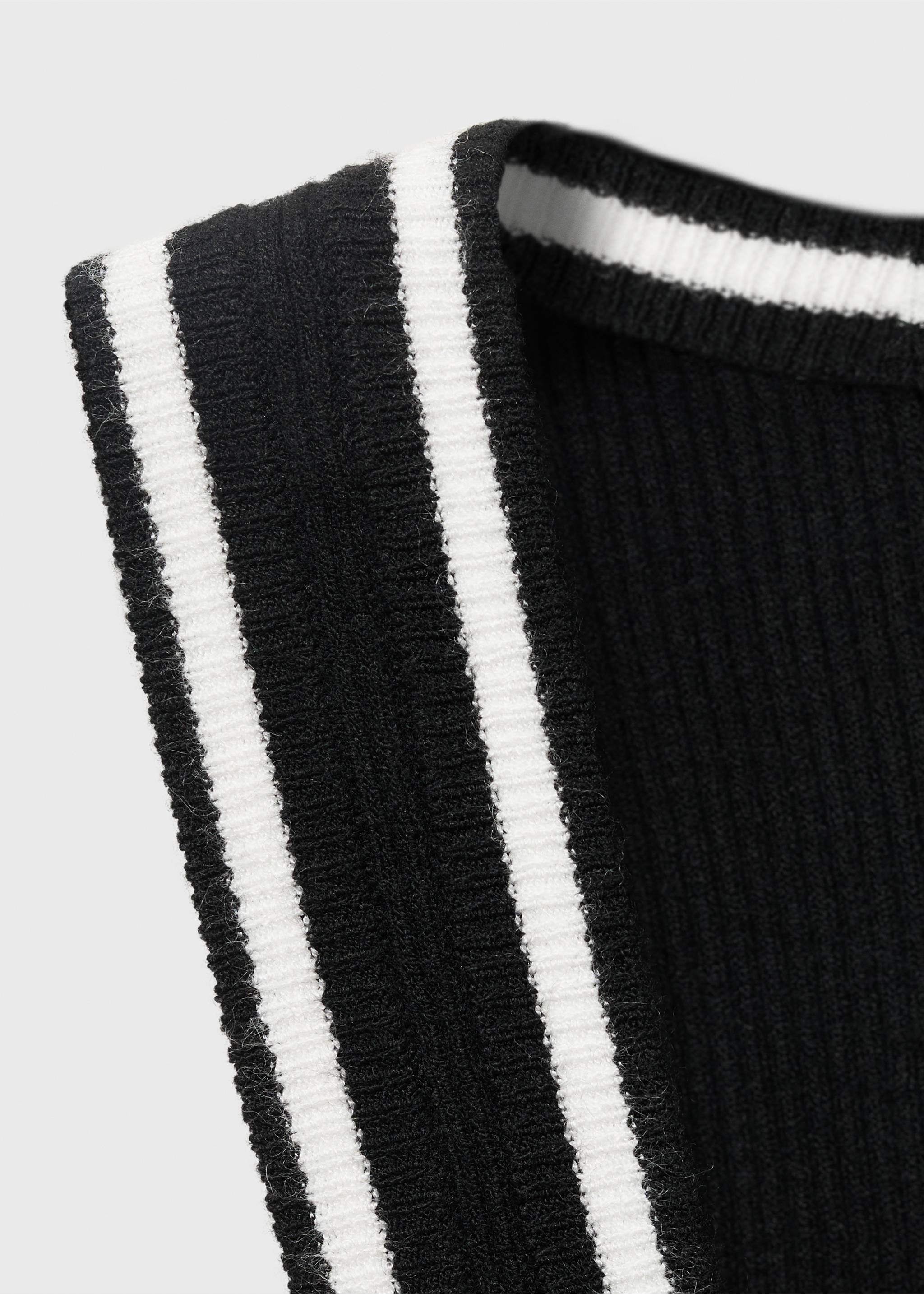 Knitted top with contrast details - Details of the article 8, Black. Ref: 17064083-00.