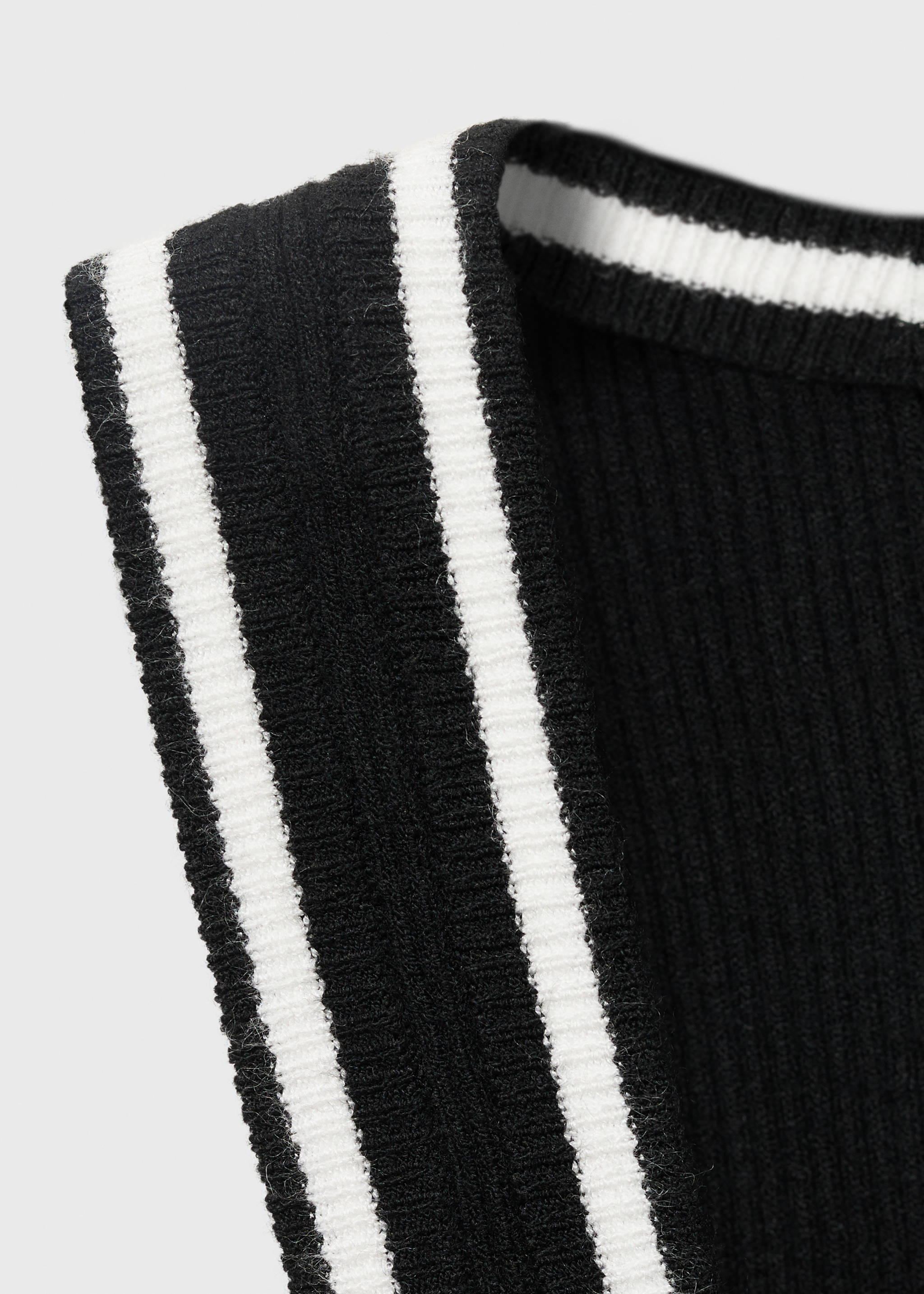 Knitted top with contrast details - Details of the article 8