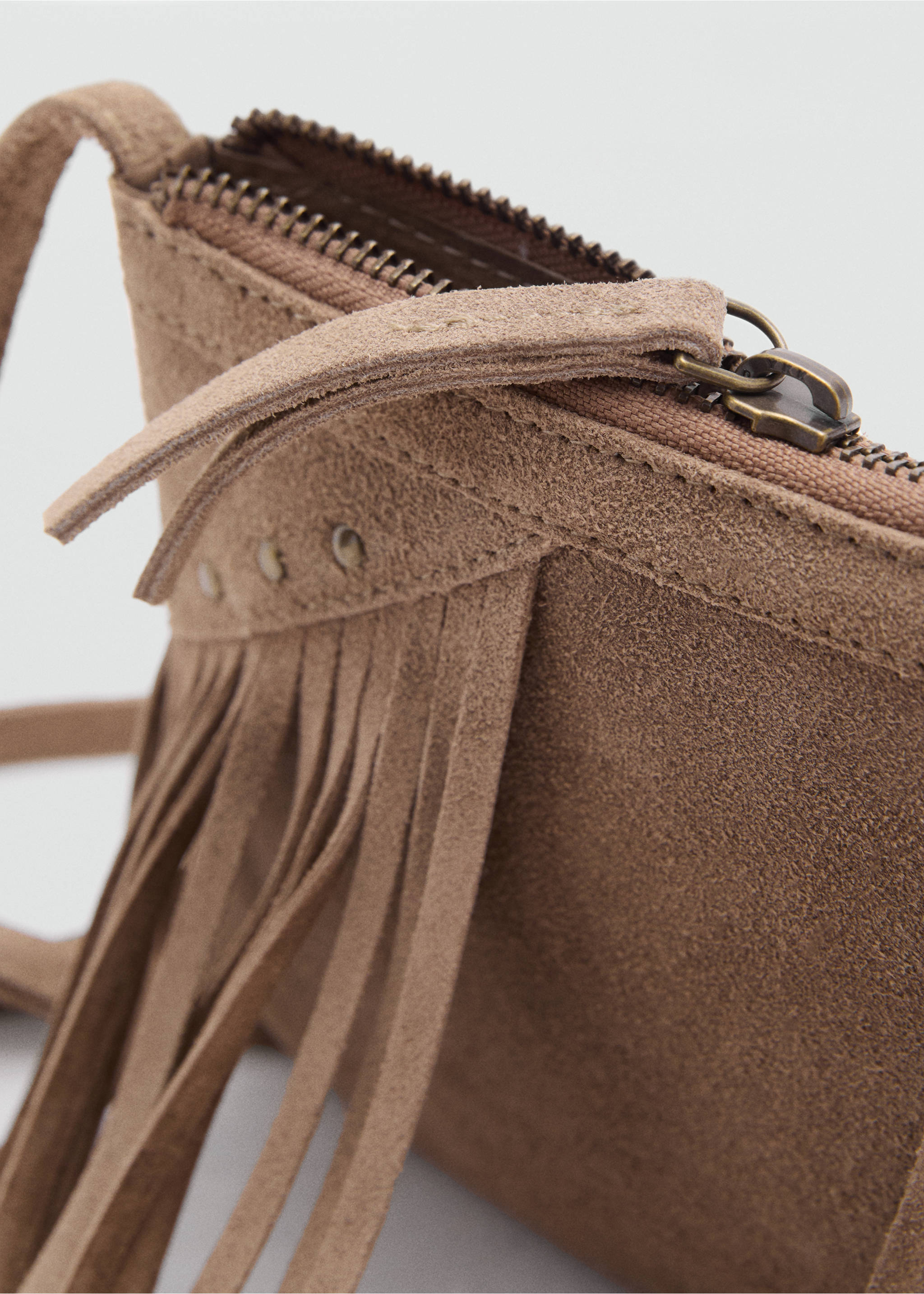 Leather fringes bag - Details of the article 2, Sand. Ref: 17064085-00.