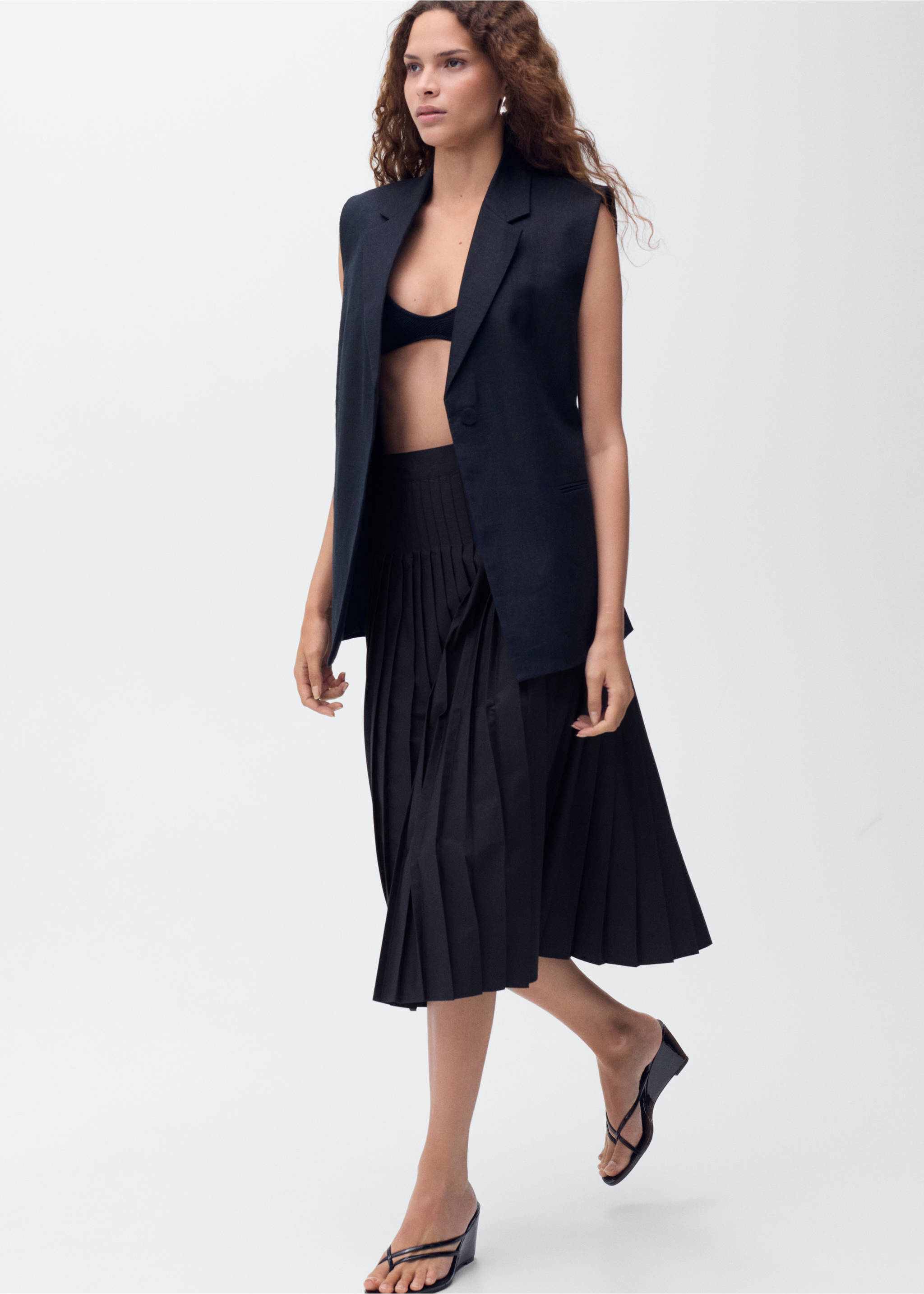 Pleated midi skirt - Details of the article 2, Dark Navy. Ref: 17064089-00.