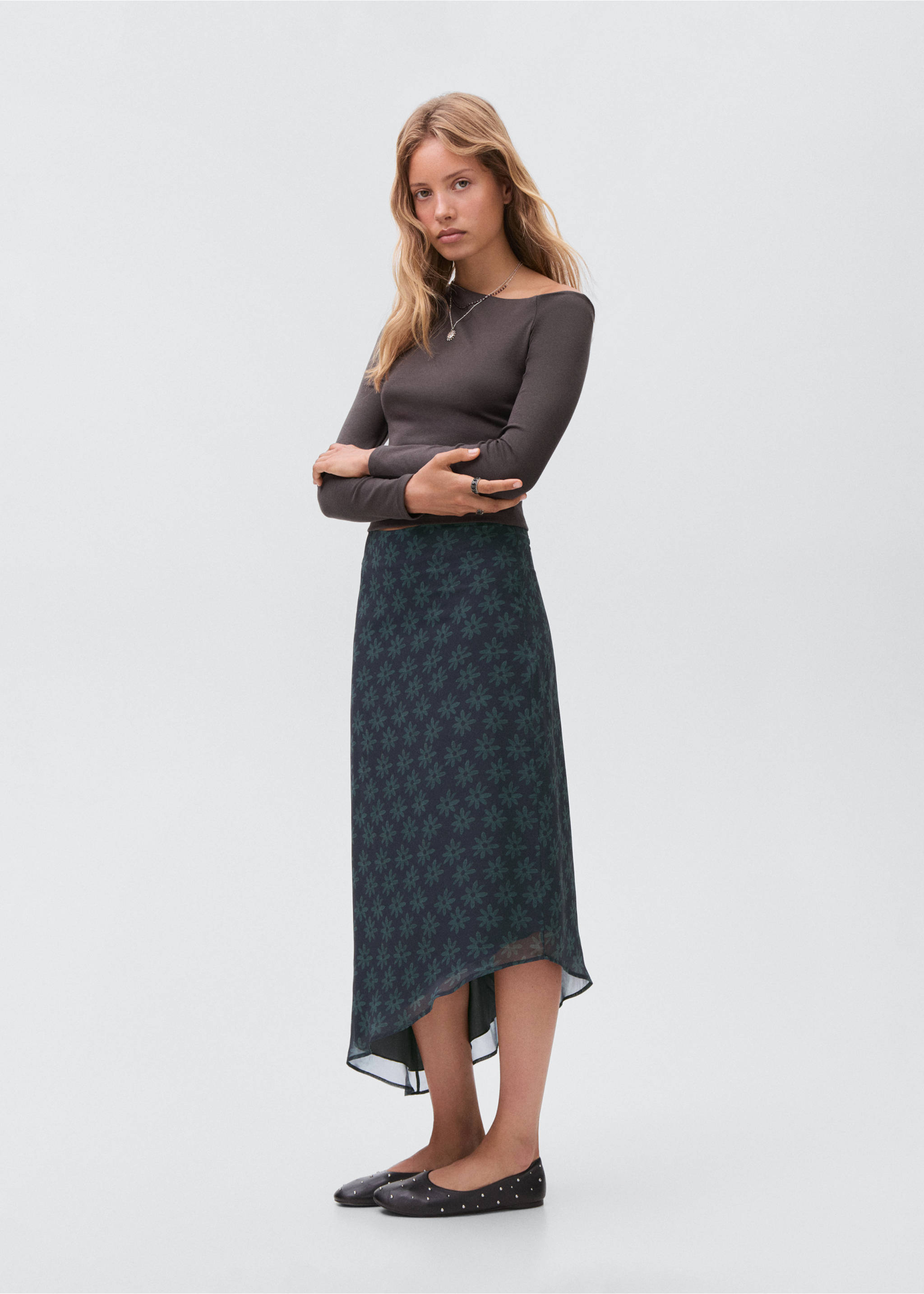 Asymmetrical floral skirt - Details of the article 1, Charcoal. Ref: 17064095-00.