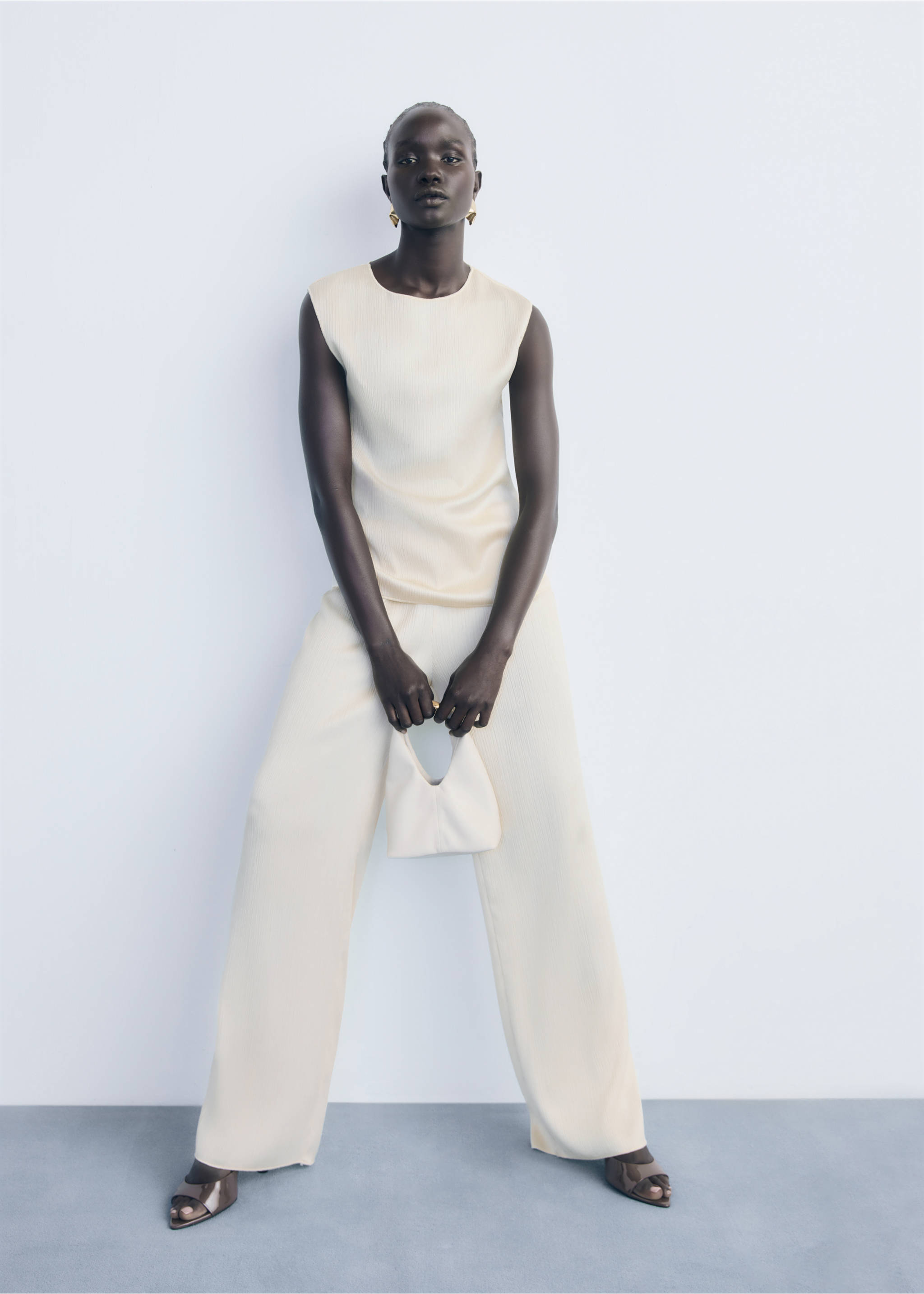 Παντελόνι πλισέ με ελαστική μέση - Γενικό πλάνο, Εκρού. Ref: 17064096-00.