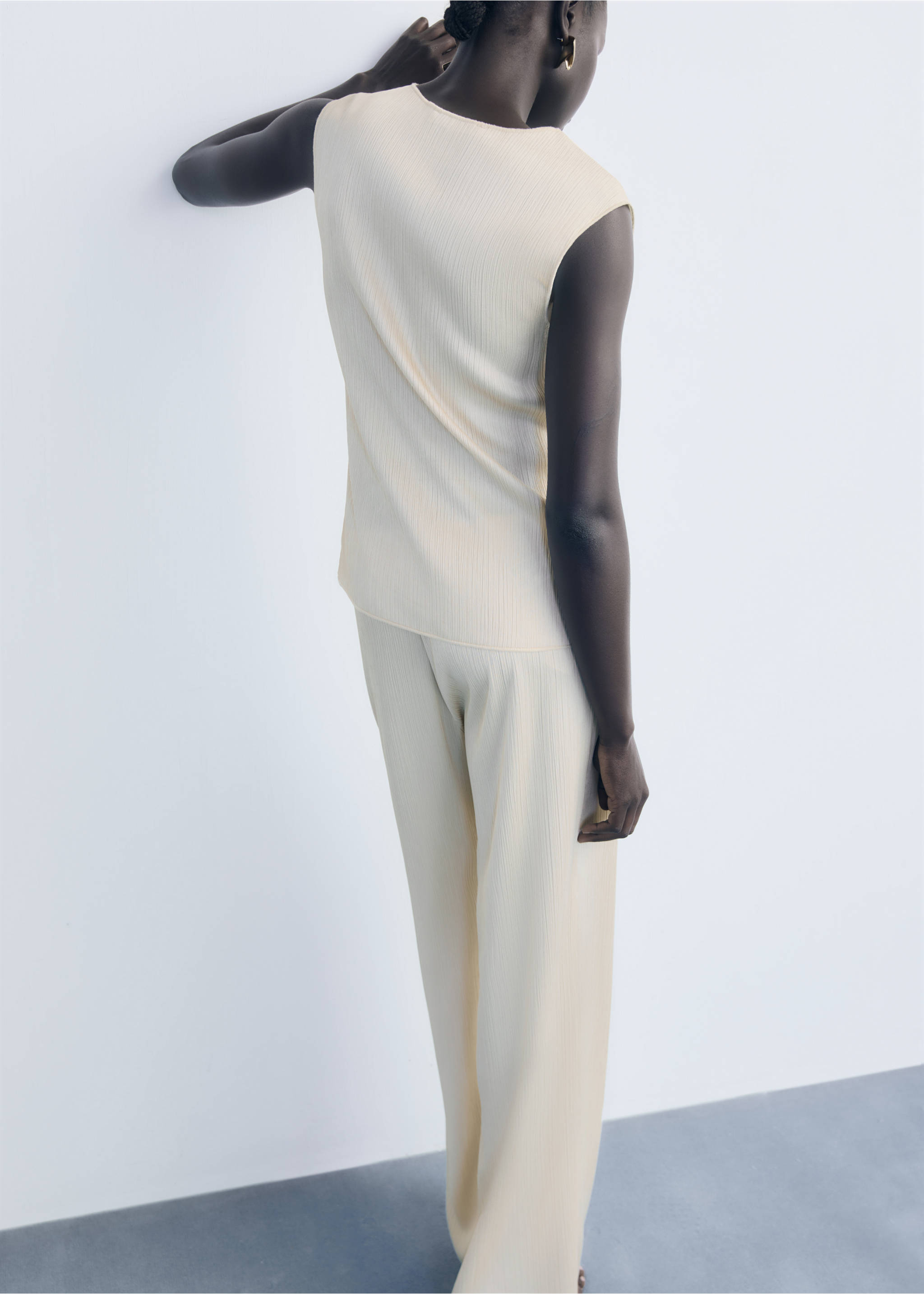 Παντελόνι πλισέ με ελαστική μέση - Πίσω όψη προϊόντος, Εκρού. Ref: 17064096-00.