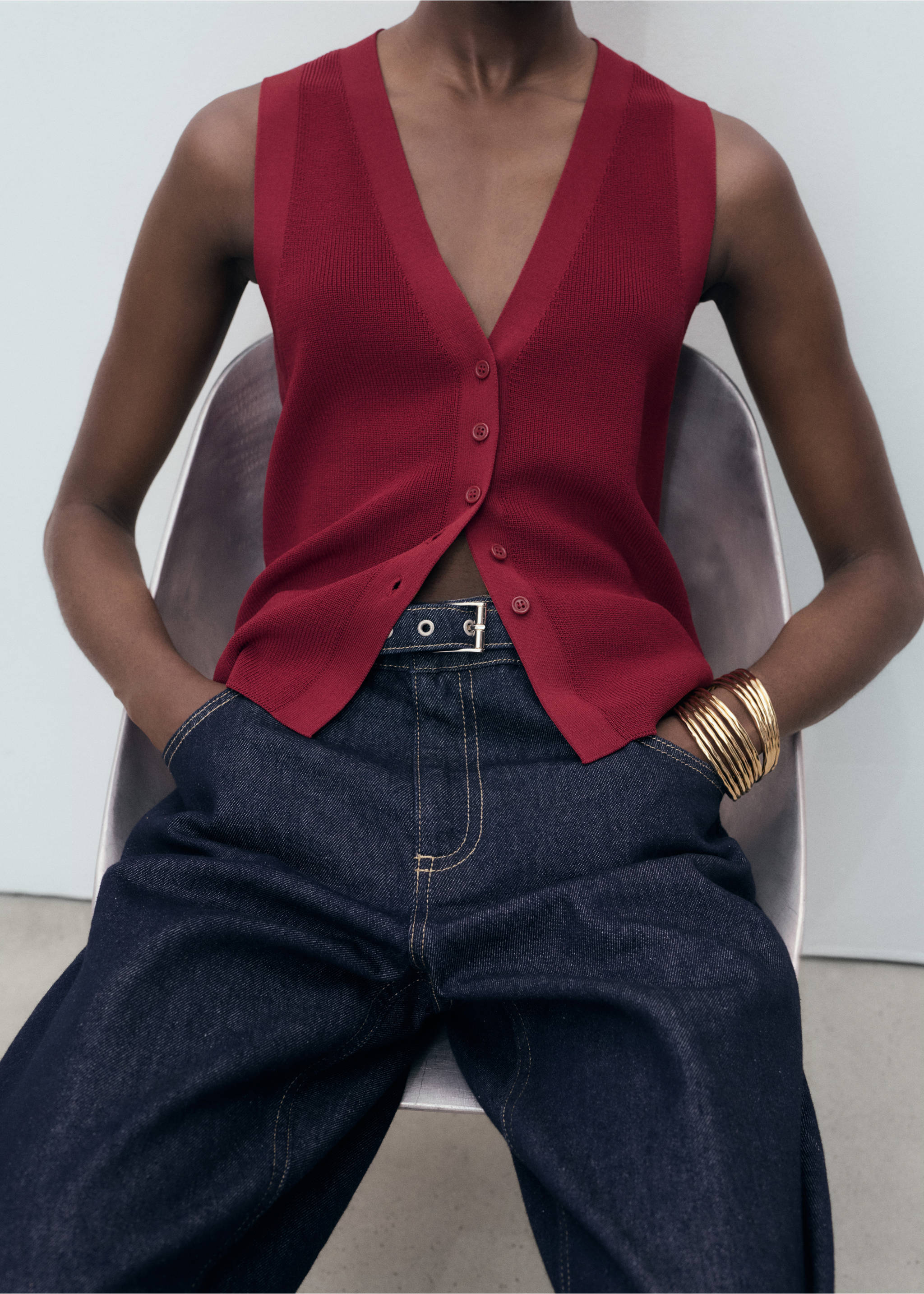 Fine-knit gilet - Details of the article 3, Wine. Ref: 17064098-00.