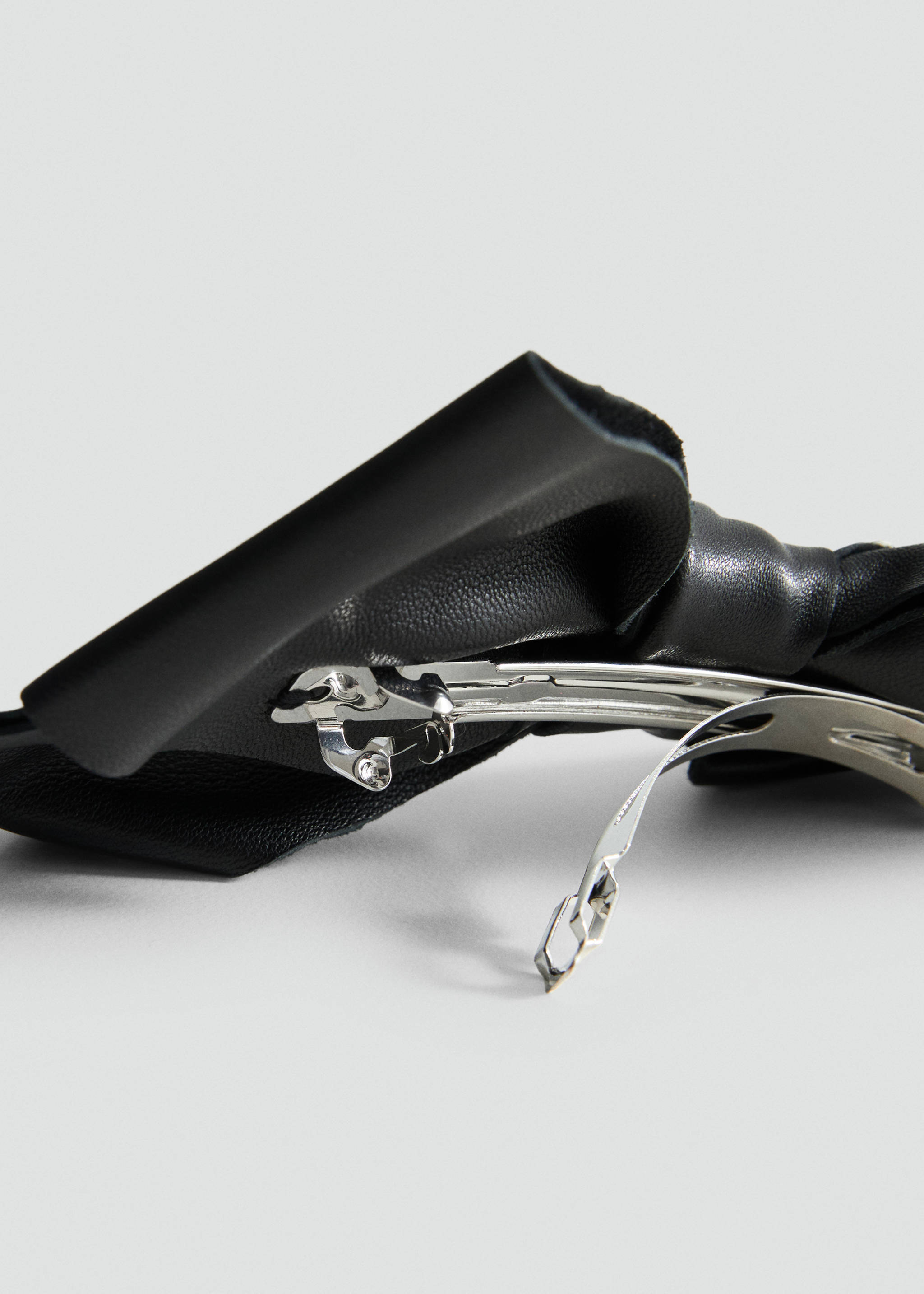 Leather bow hair clip - Details of the article 1