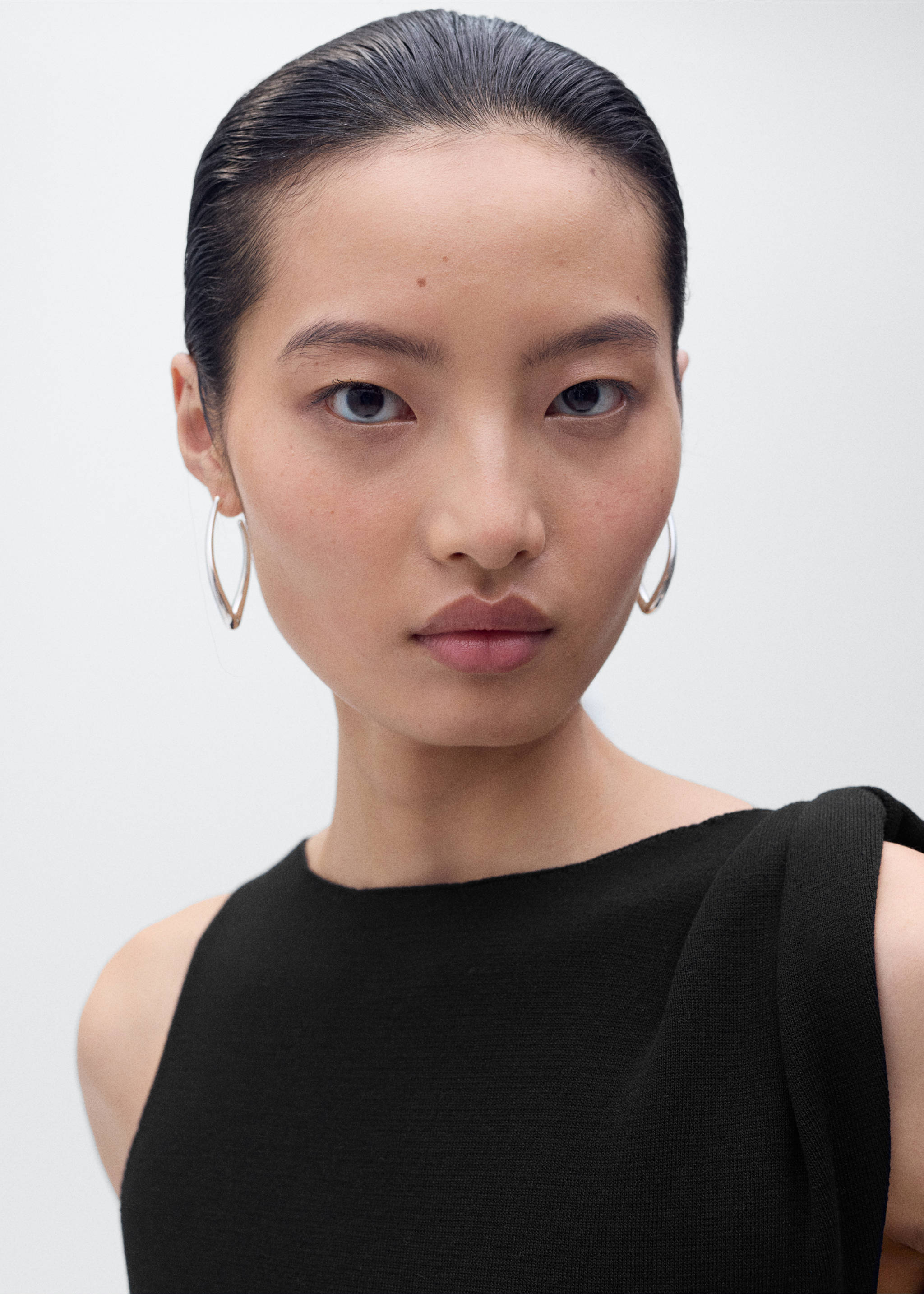 Asymmetrical knitted dress with strap - Details of the article 1, Black. Ref: 17064104-00.