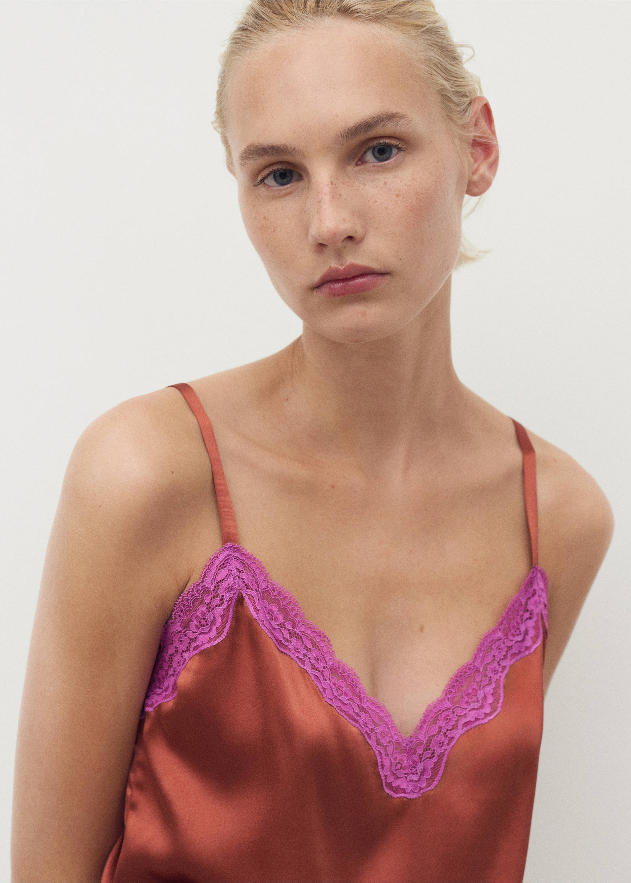 Silk top with contrasting lace - Details of the article 1, Brown. Ref: 17064110-00.