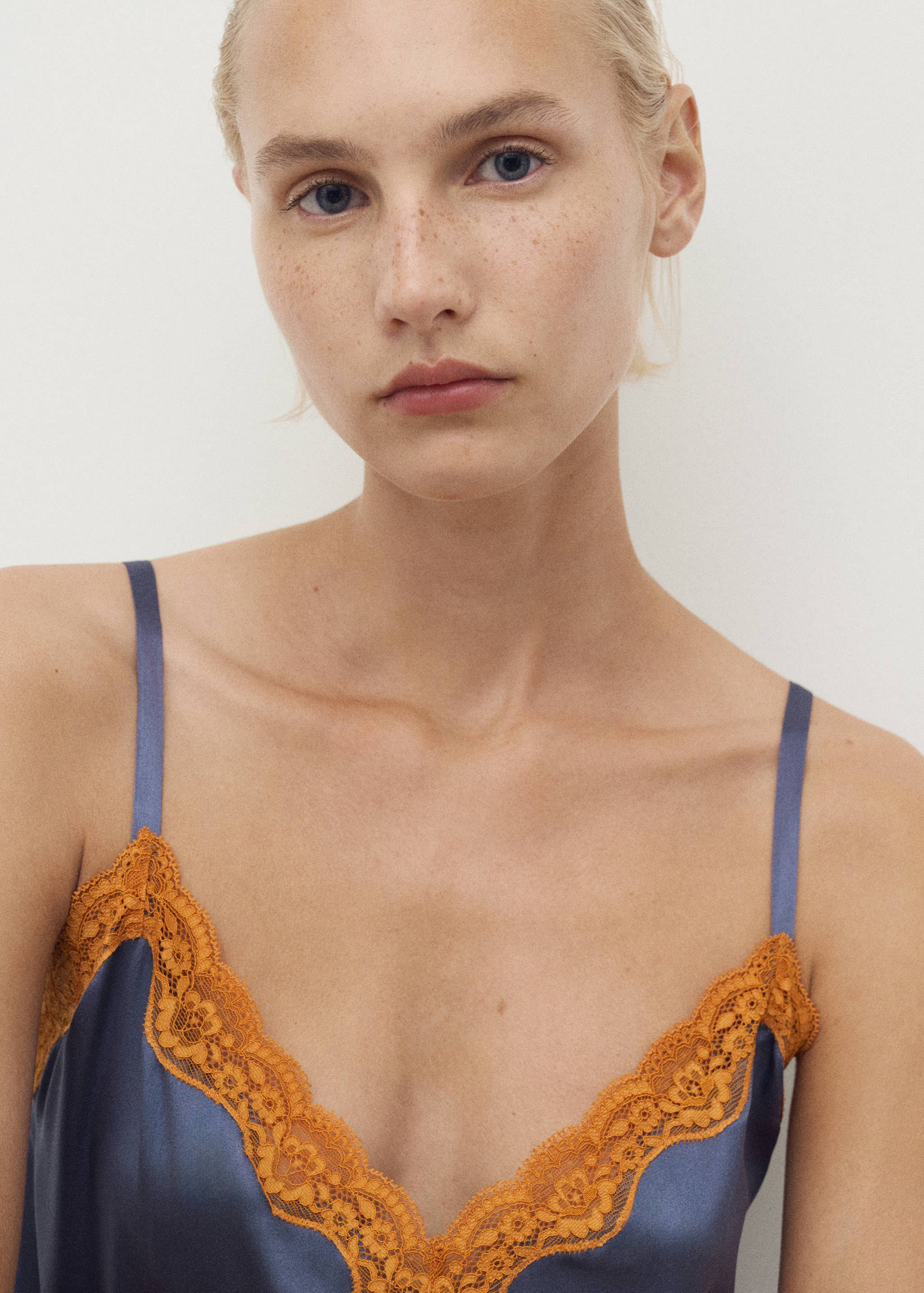 Silk top with contrasting lace - Details of the article 1