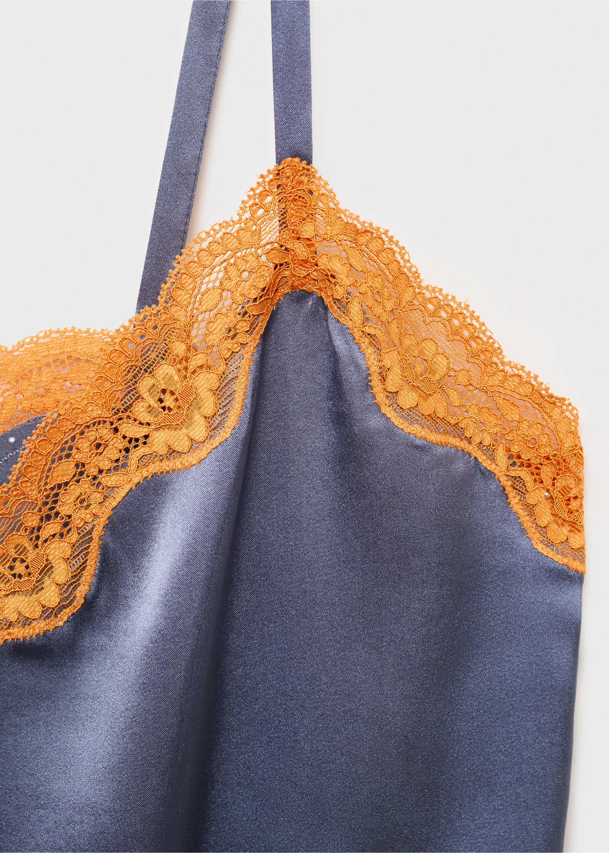 Seidentop mit kontrastfarbener Spitze - Detail des Artikels 8, Tintenblau. Ref: 17064110-00.