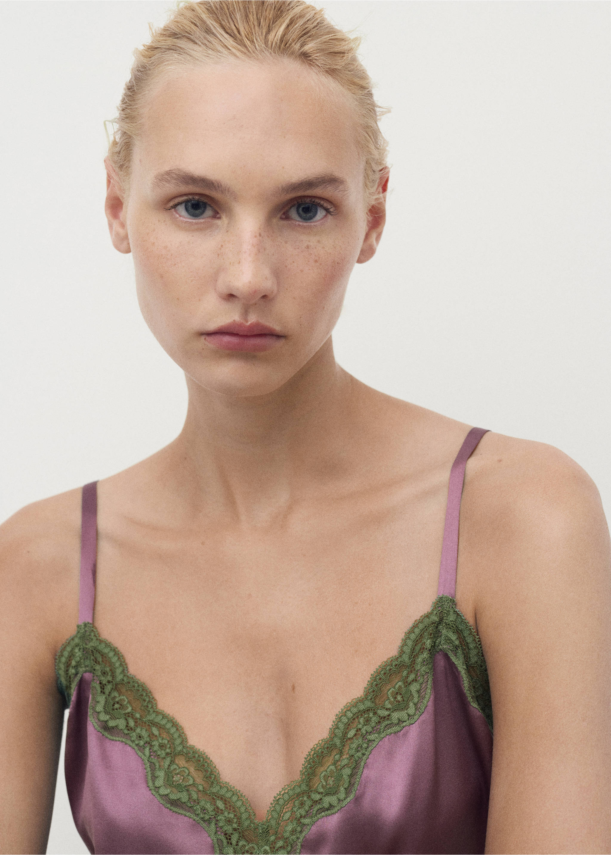 Silk top with contrasting lace - Details of the article 1, Plum. Ref: 17064110-00.
