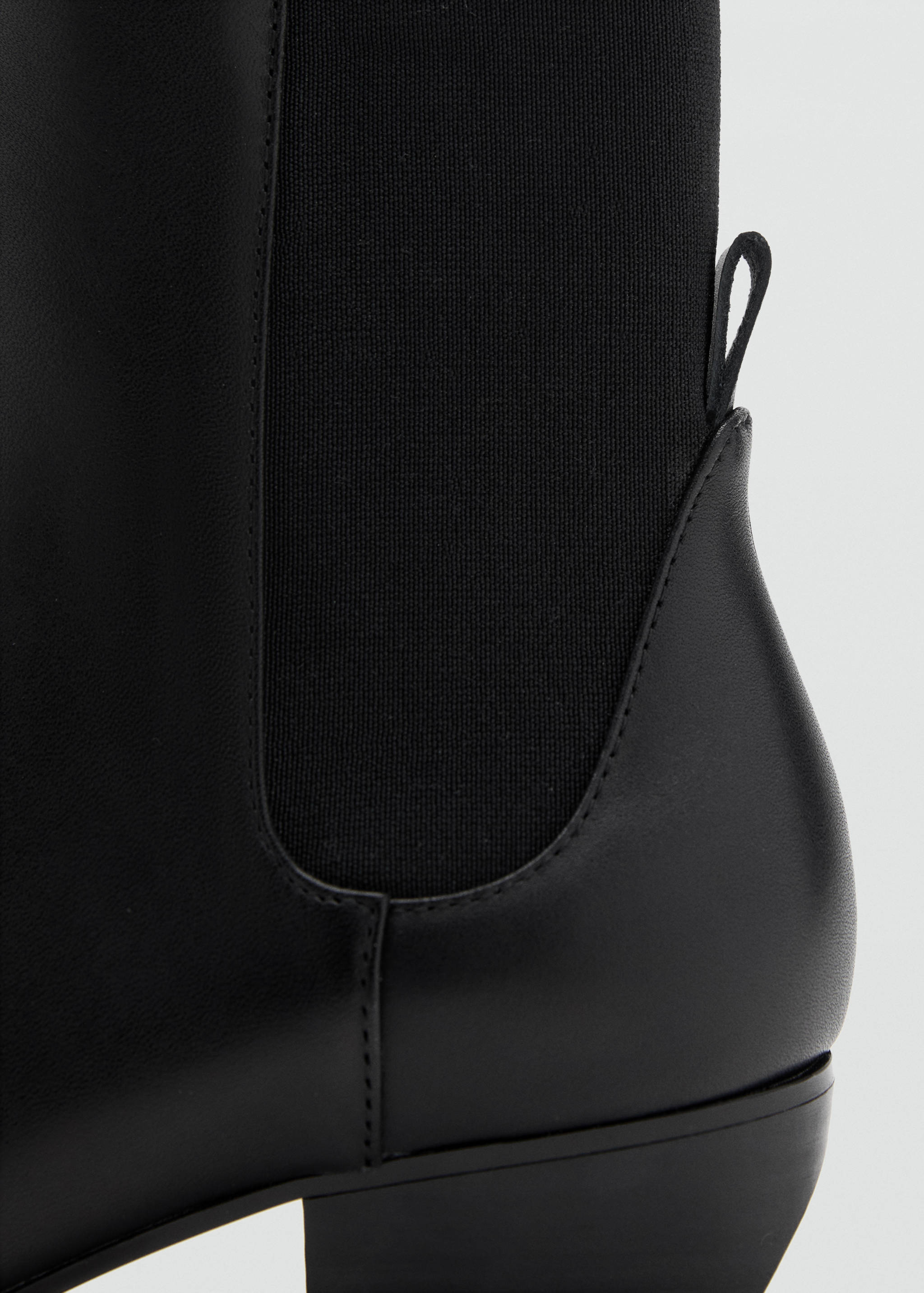 Leather heeled boots - Details of the article 1