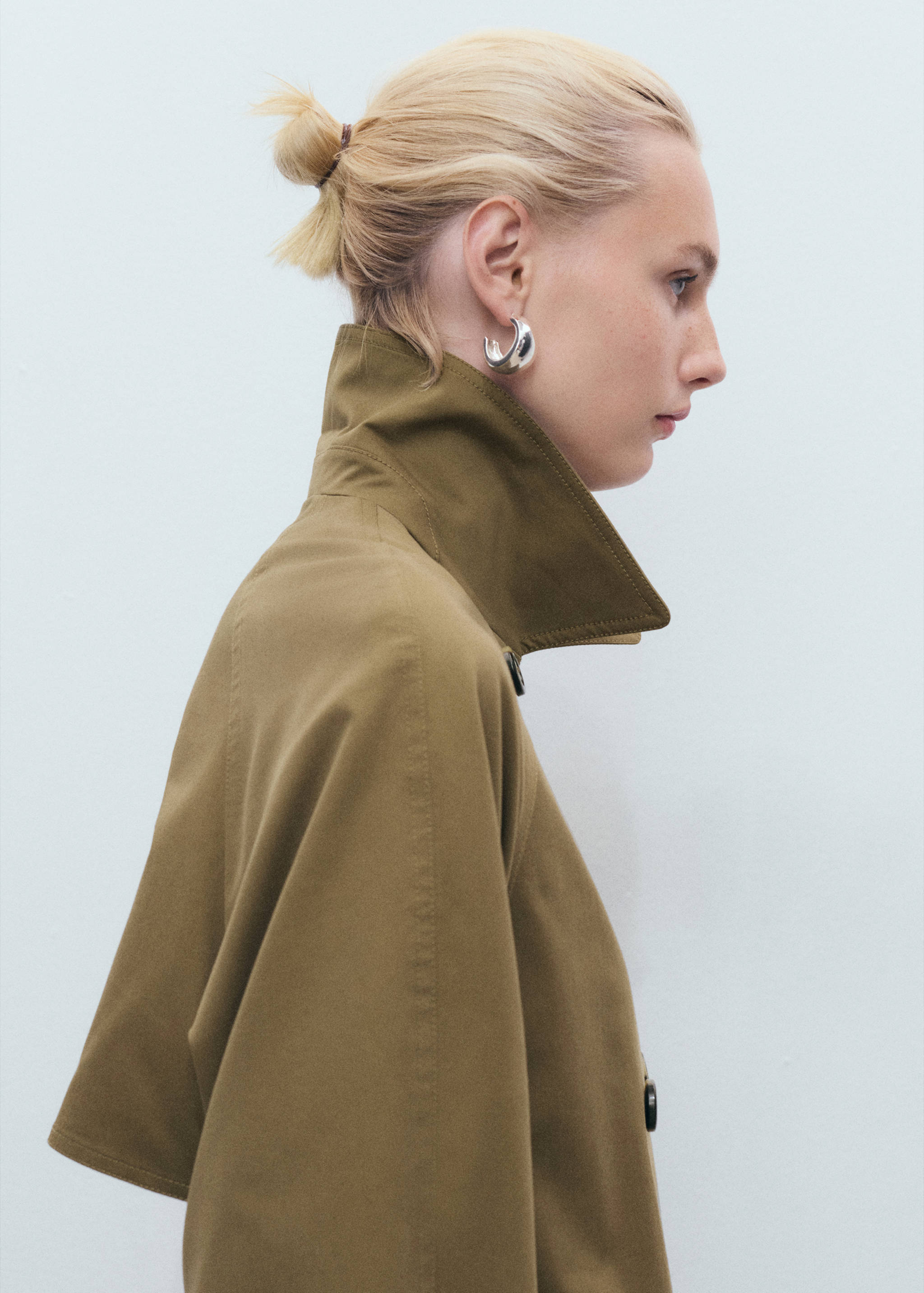 Long double-breasted trench coat - Details of the article 1