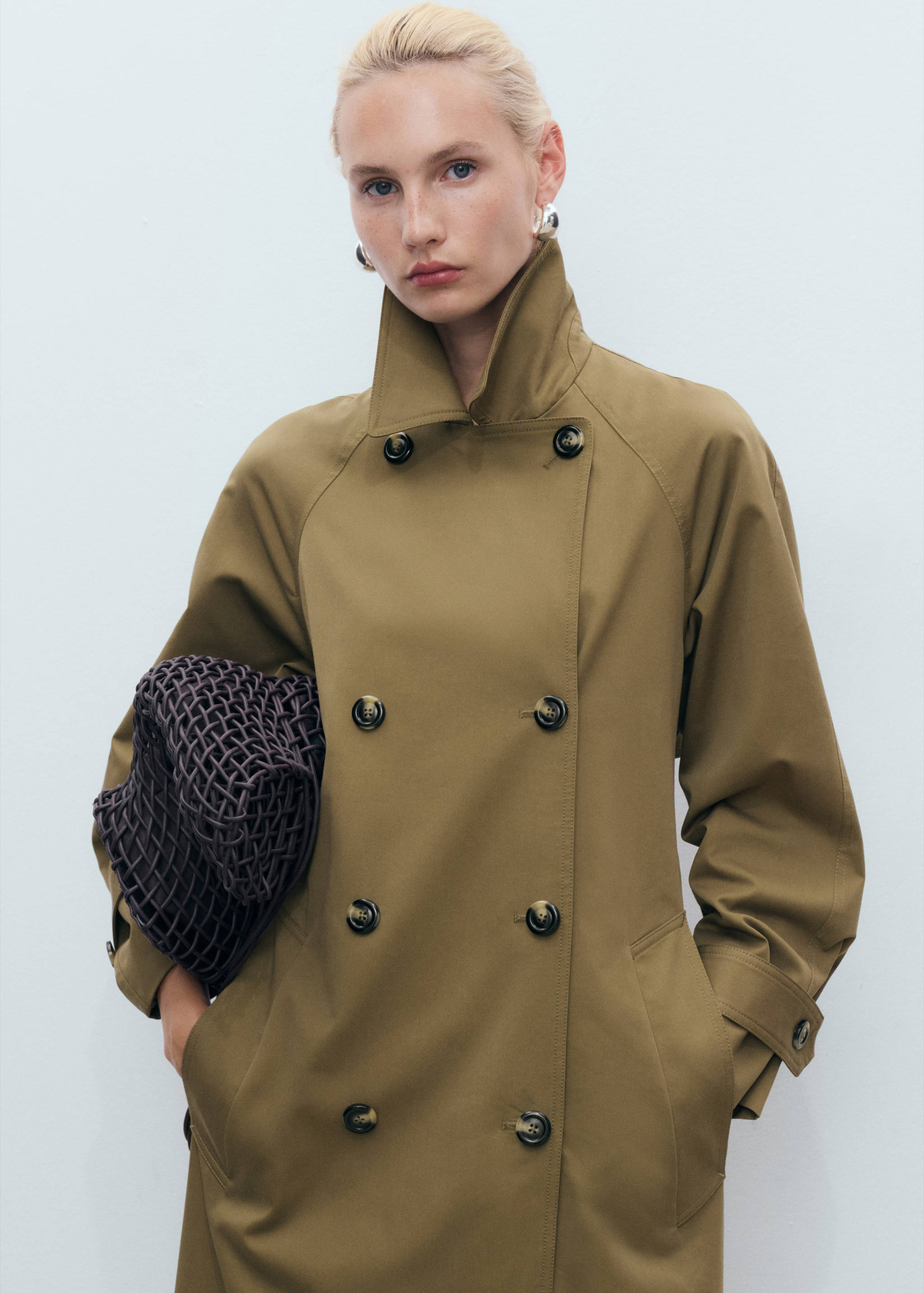 Long double-breasted trench coat - Details of the article 2