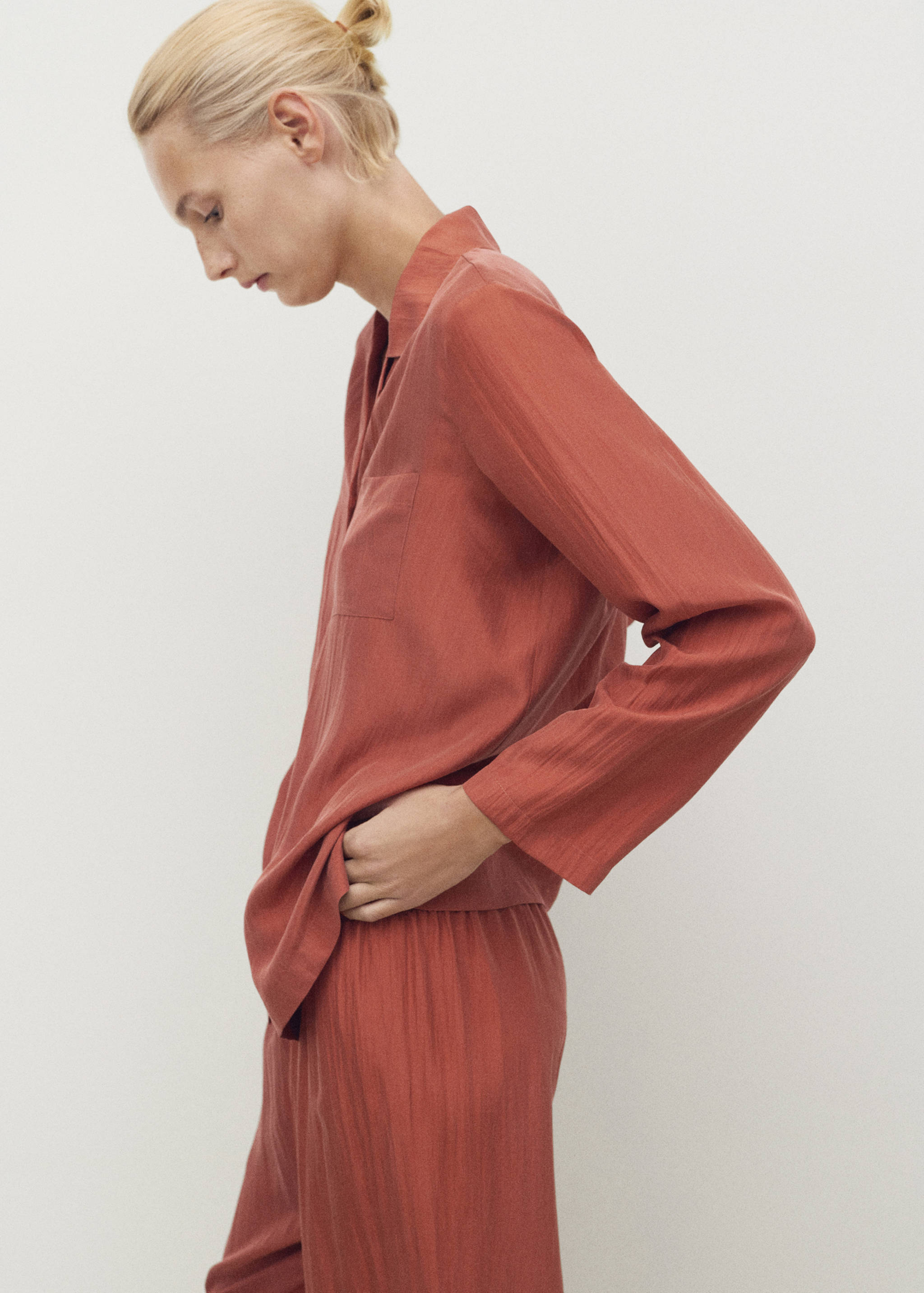 Chemise longue en soie - Plan moyen