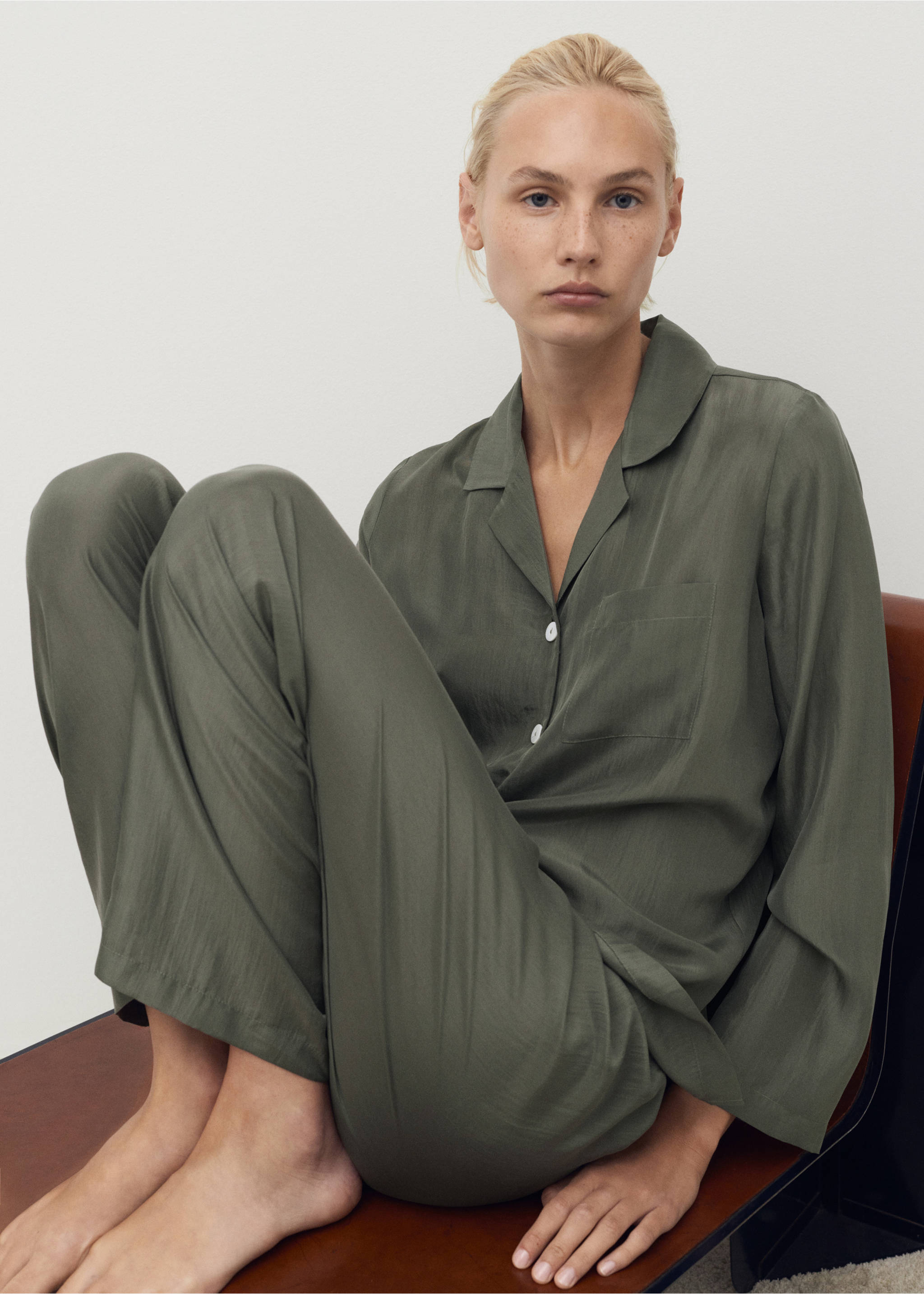 Silk long shirt - Details of the article 2, Forest Green. Ref: 17064126-00.