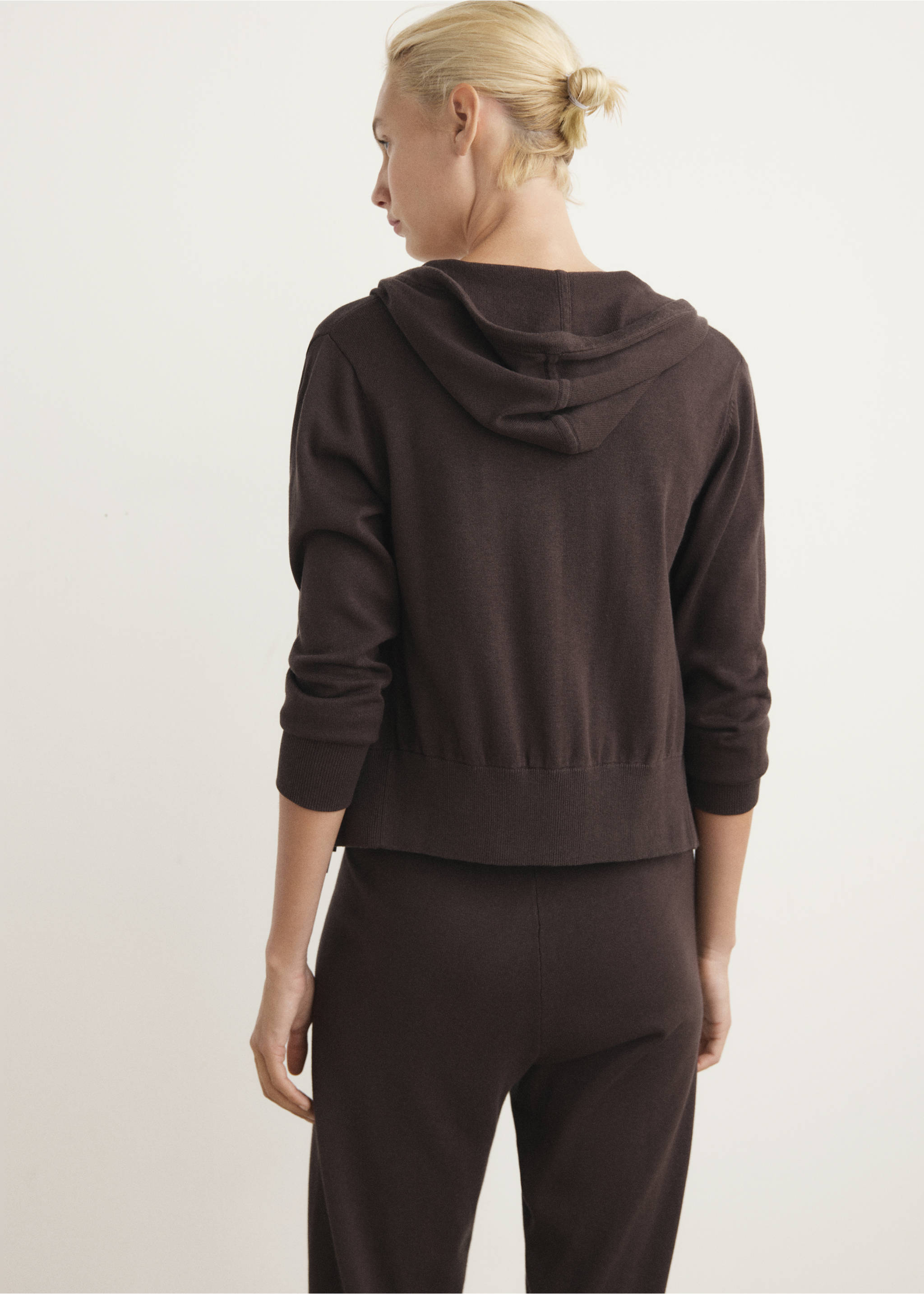 Cotton knitted cardigan with hood - Reverse of the article, Chocolate. Ref: 17064131-00.
