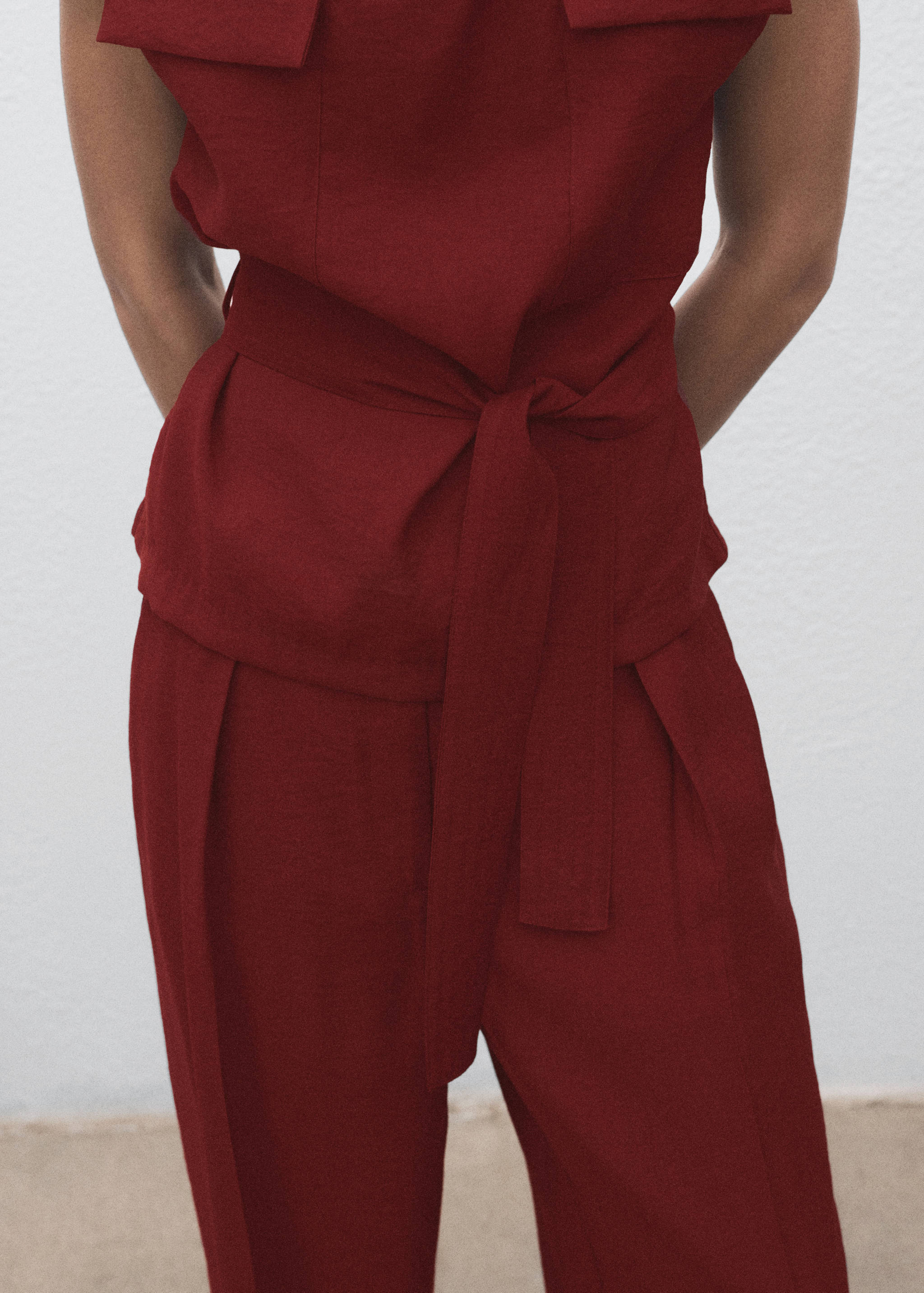 Bluse mit drapiertem Ausschnitt und Gürtel - Detail des Artikels 3