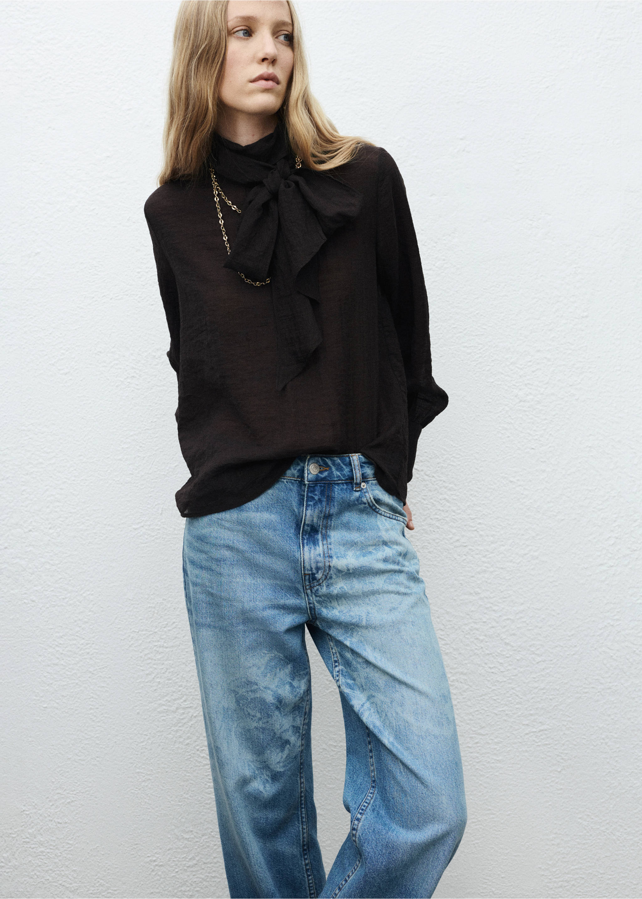 Straight-leg jeans with floral pattern - Details of the article 1, Medium Blue. Ref: 17064140-00.