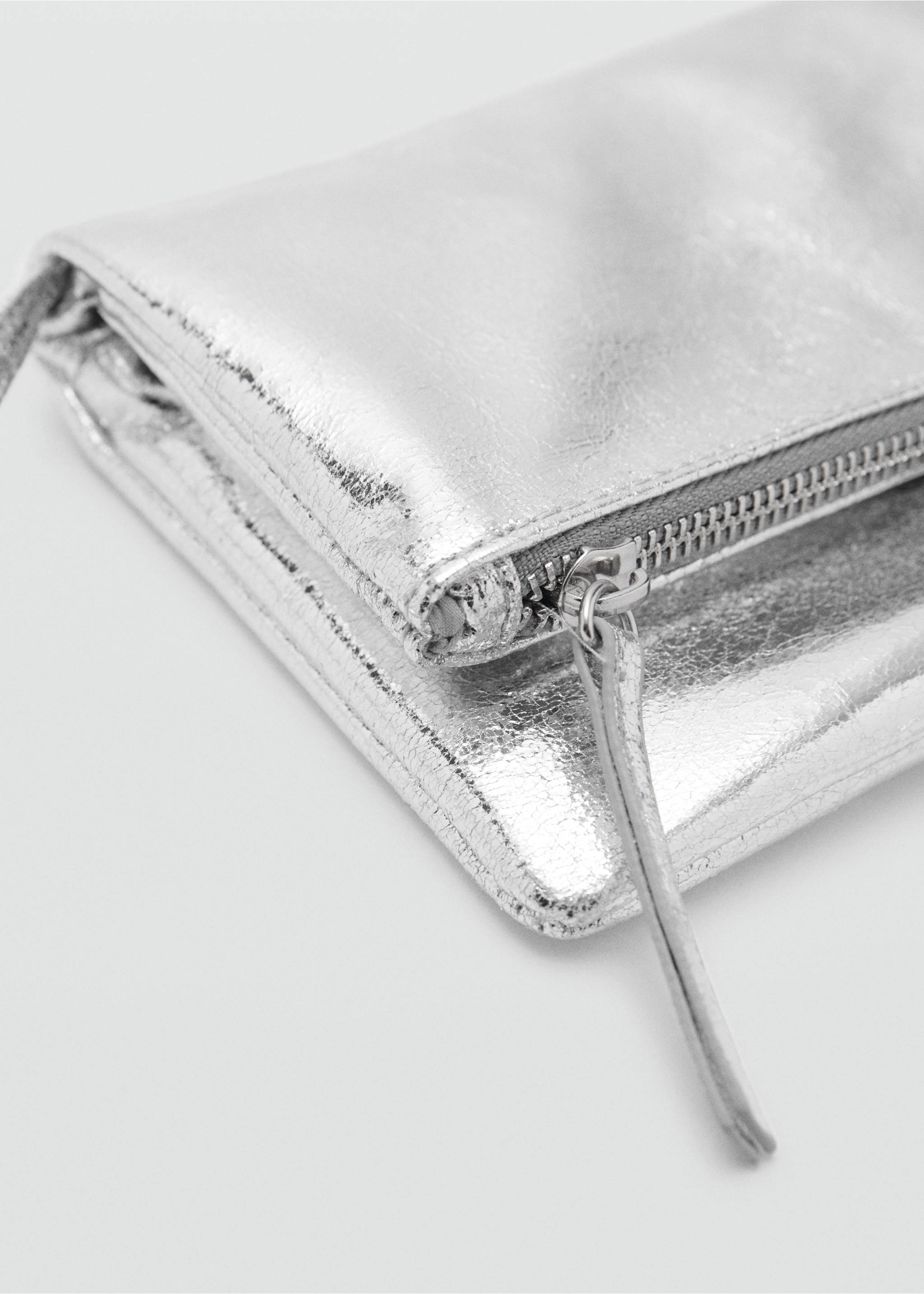 Metallic-effect bag - Details of the article 2, Silver. Ref: 17064413-00.
