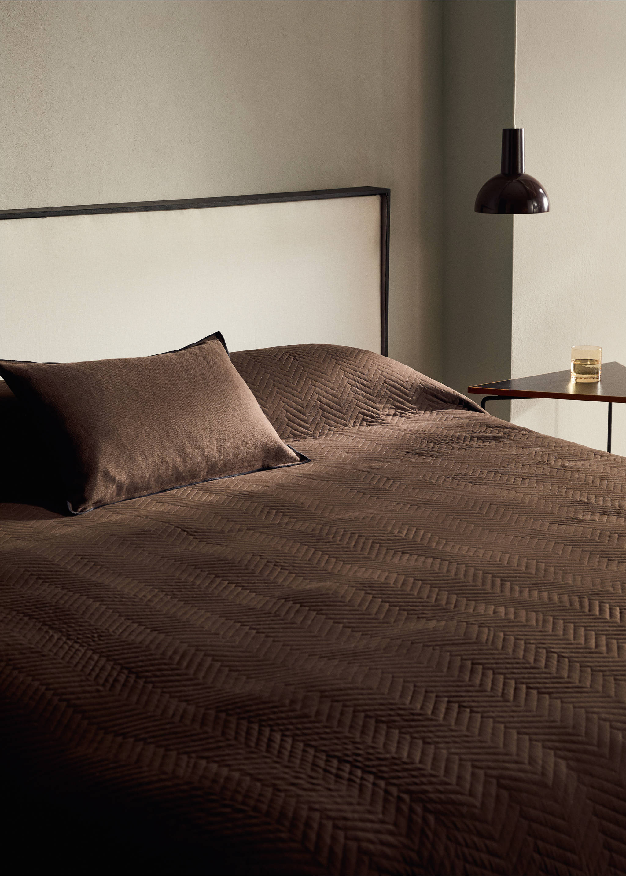 Microfibre soft-touch herringbone-print bedspread for 130/150 cm bed - Details of the article 7, Brown. Ref: 17064429-00.