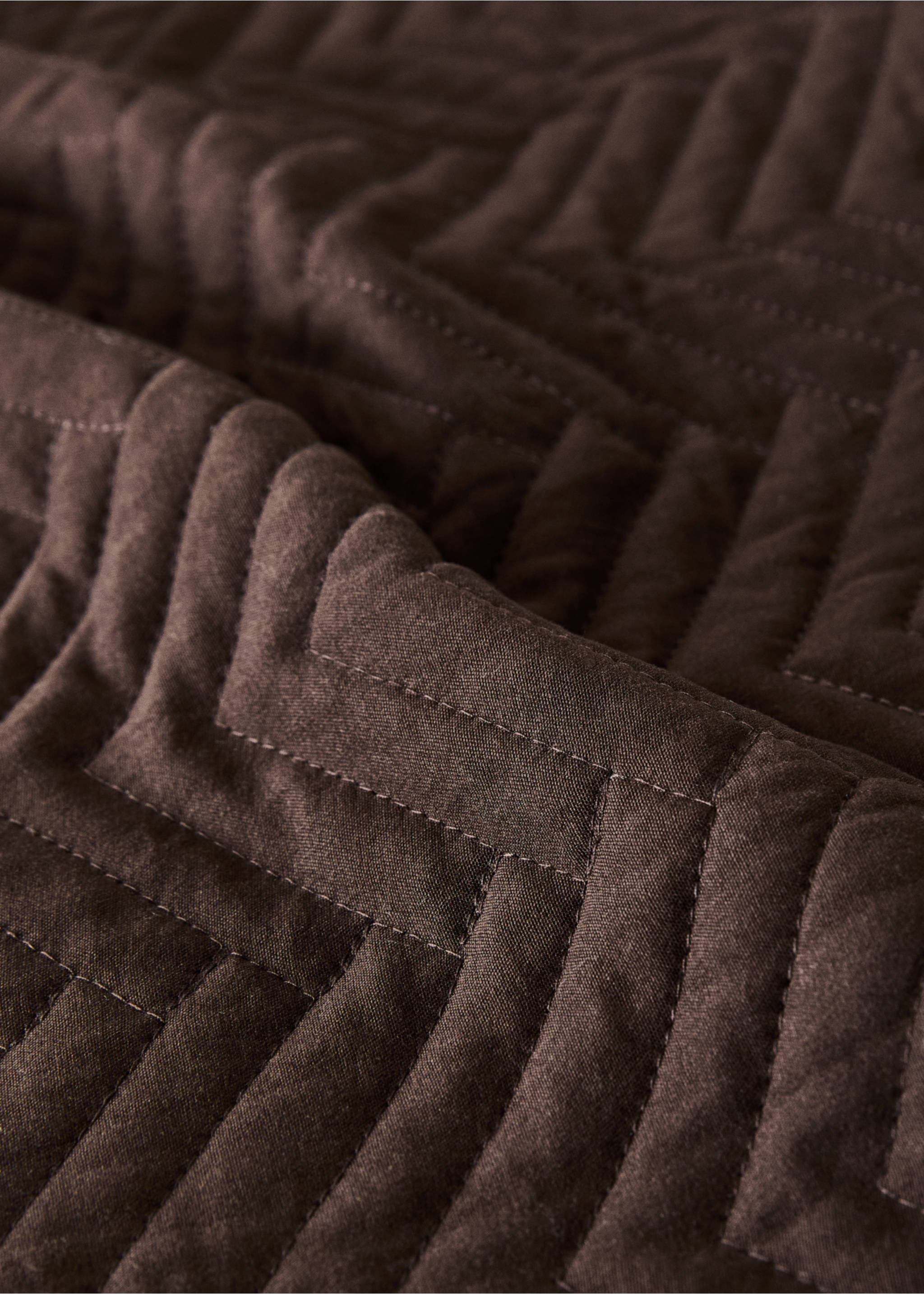 Microfibre soft-touch herringbone-print bedspread for 130/150 cm bed - Details of the article 2, Brown. Ref: 17064429-00.