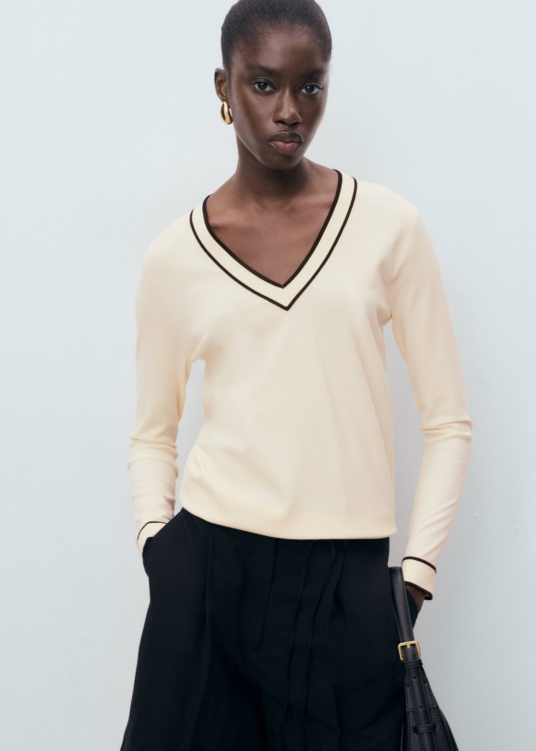 Contrasting V-neck sweater - Medium plane