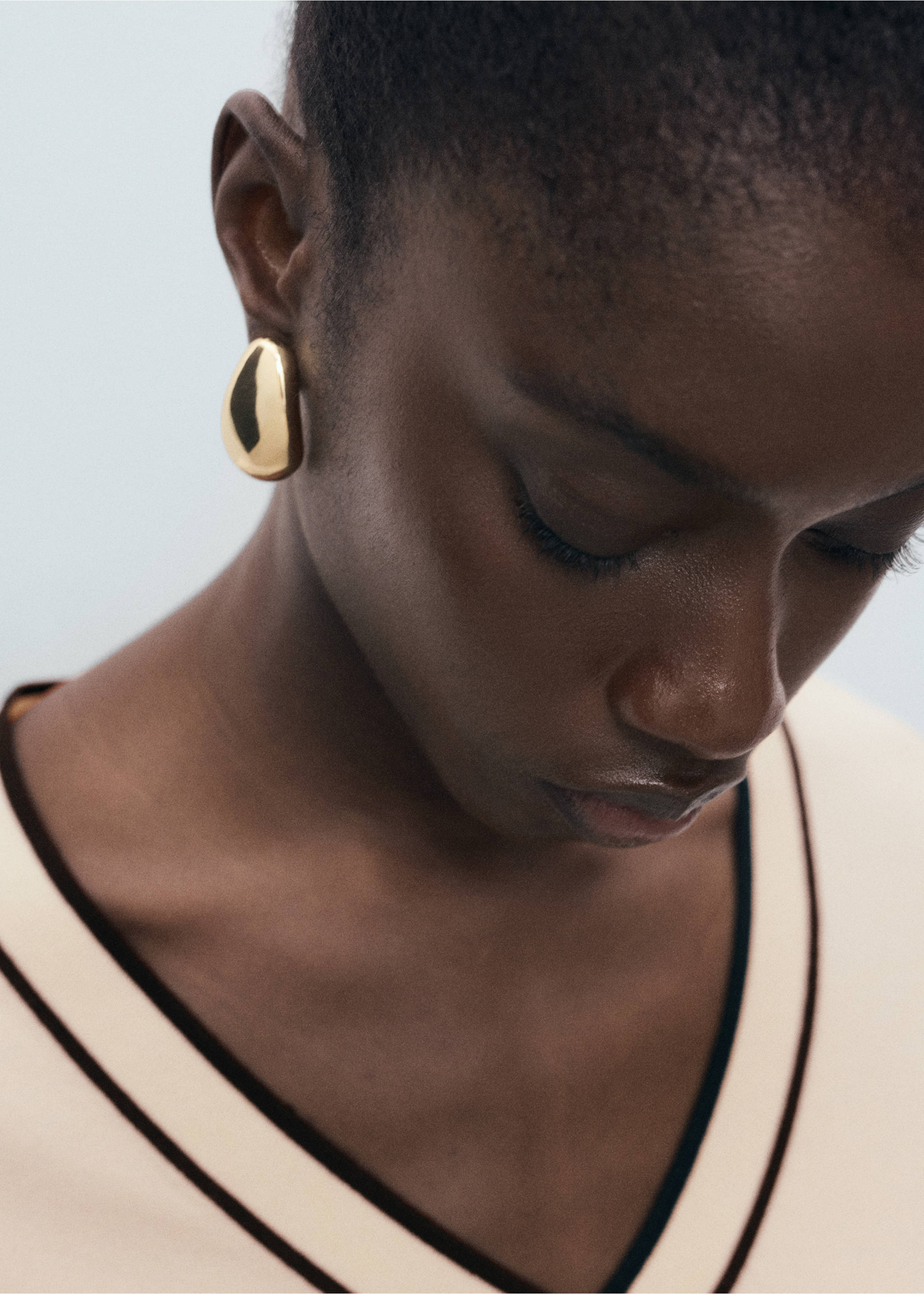 Contrasting V-neck sweater - Details of the article 1, Ecru. Ref: 17064779-00.