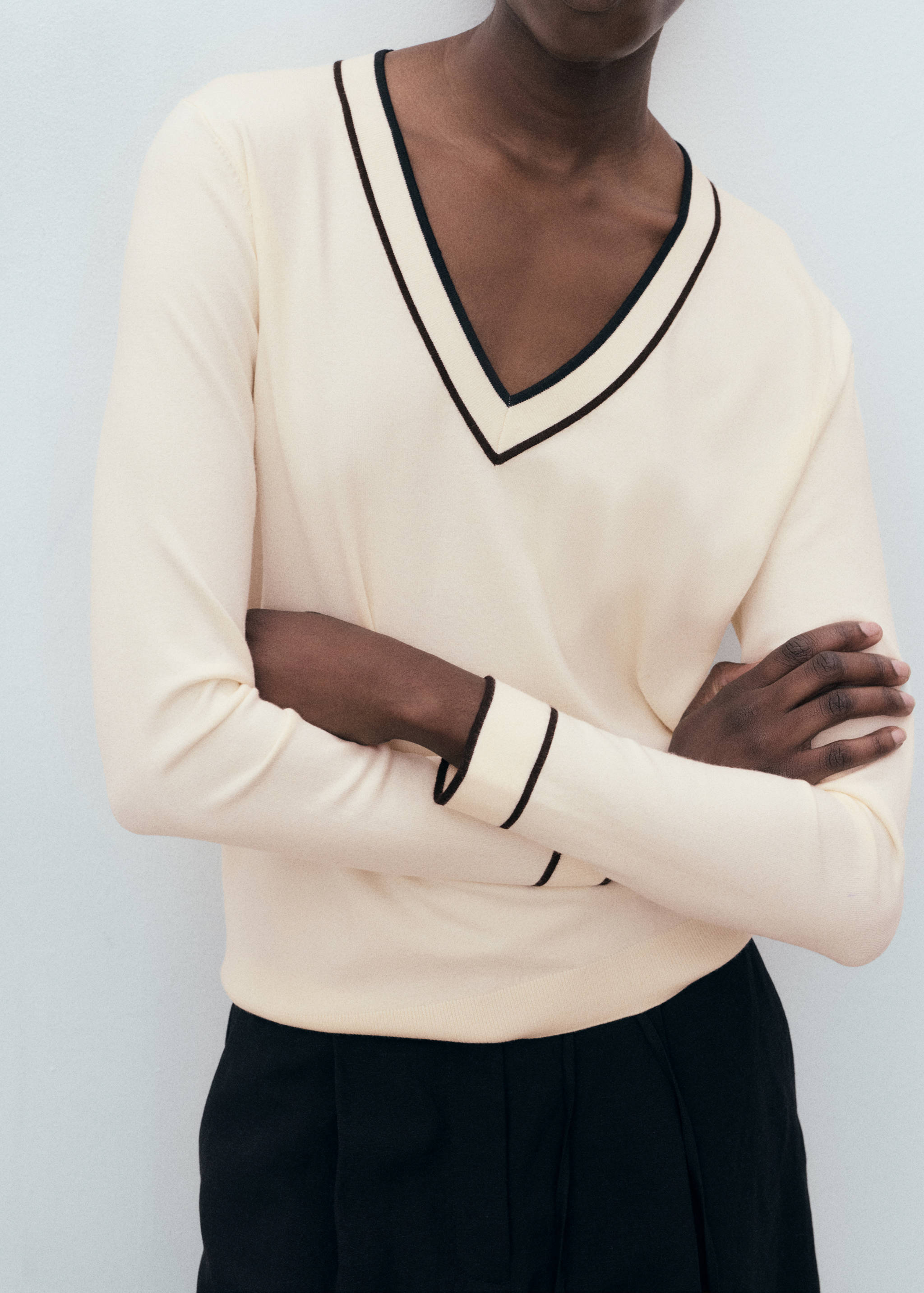 Contrasting V-neck sweater - Details of the article 3