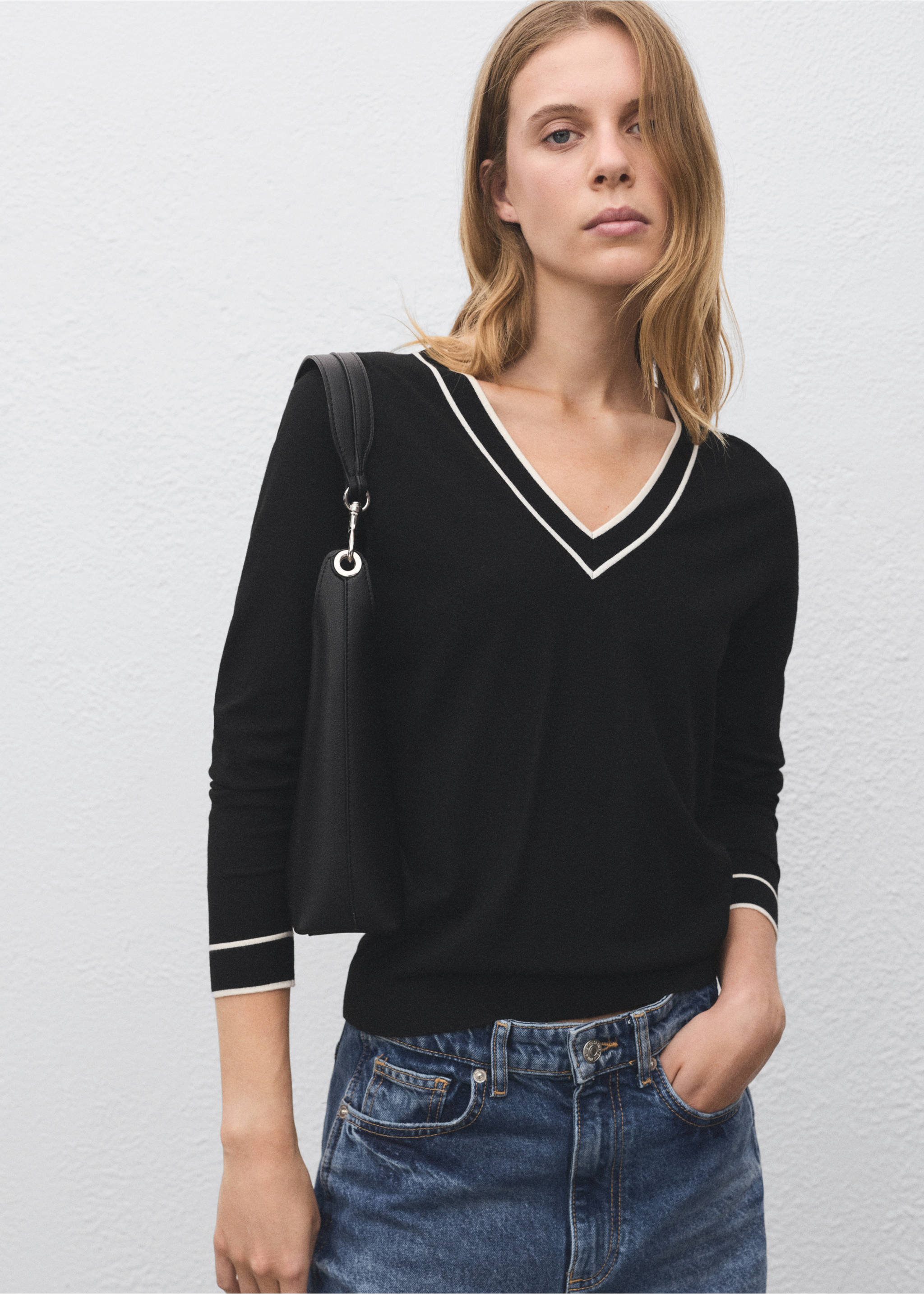 Contrasting V-neck sweater - Medium plane, Black. Ref: 17064779-00.