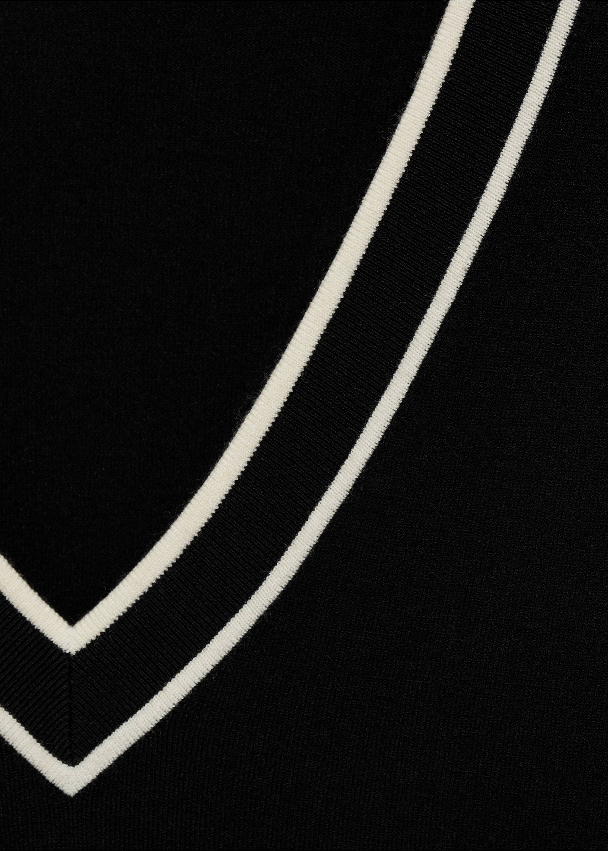 Contrasting V-neck sweater - Details of the article 8, Black. Ref: 17064779-00.