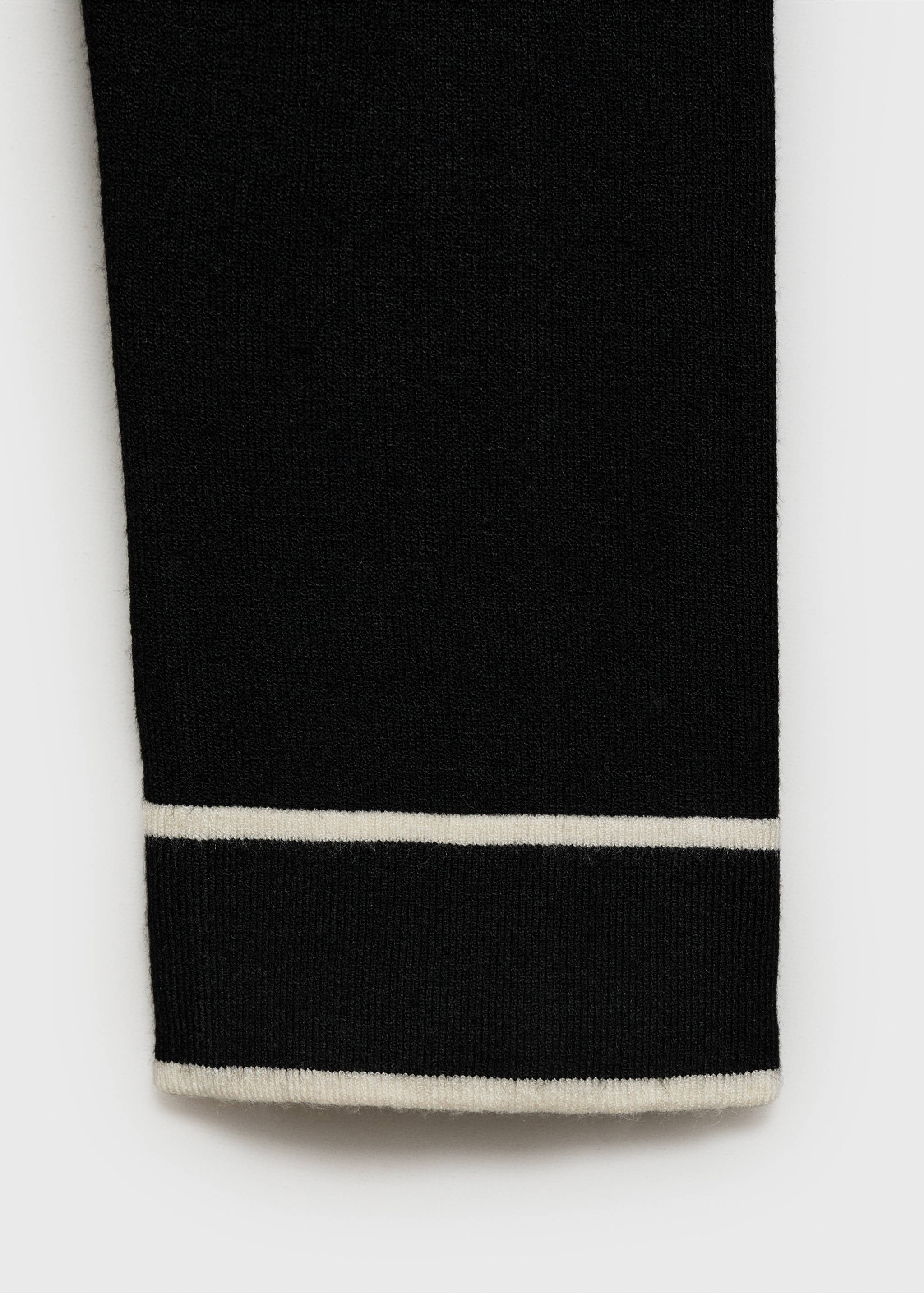 Contrasting V-neck sweater - Details of the article 0, Black. Ref: 17064779-00.