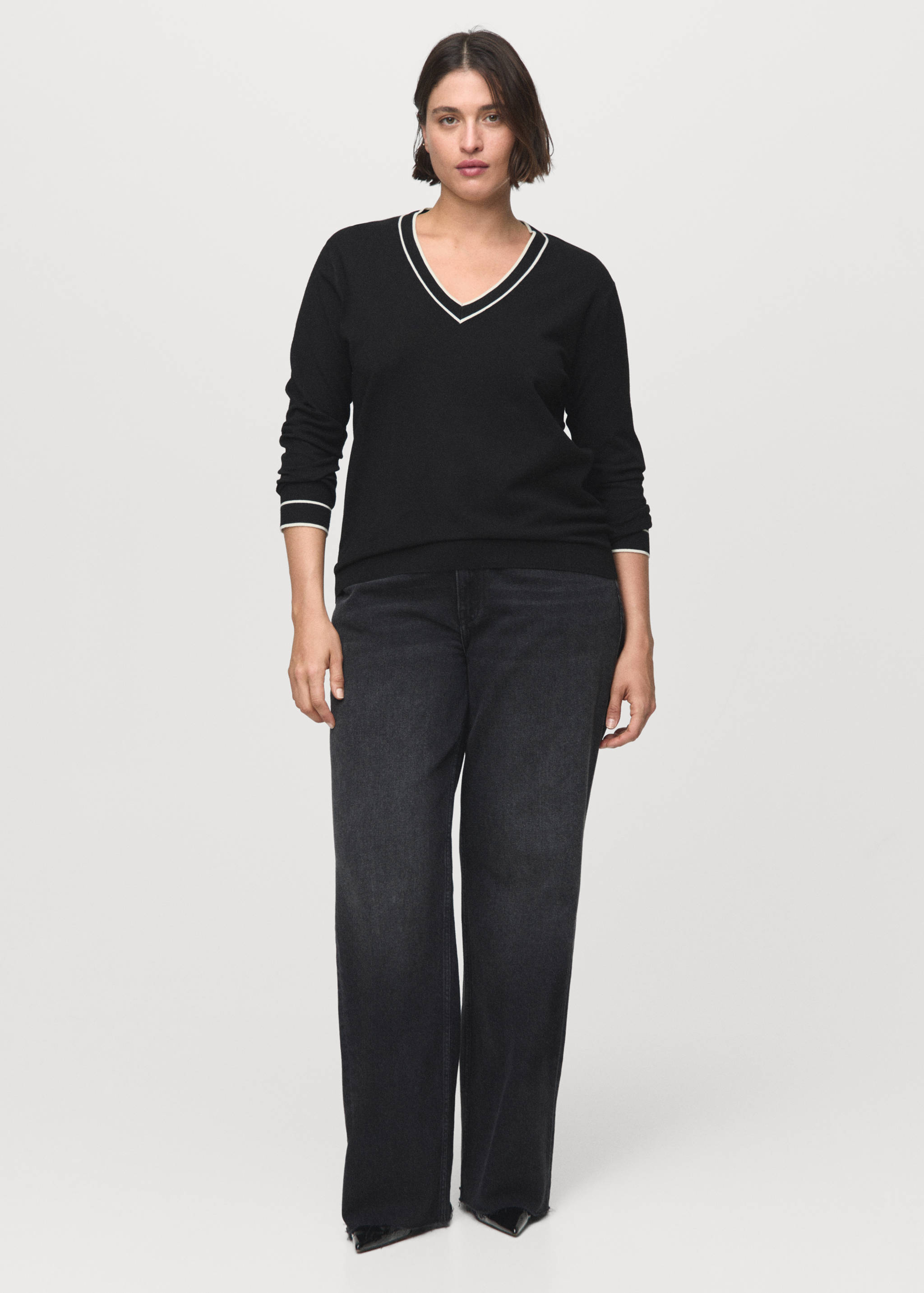 Contrasting V-neck sweater - Details of the article 6