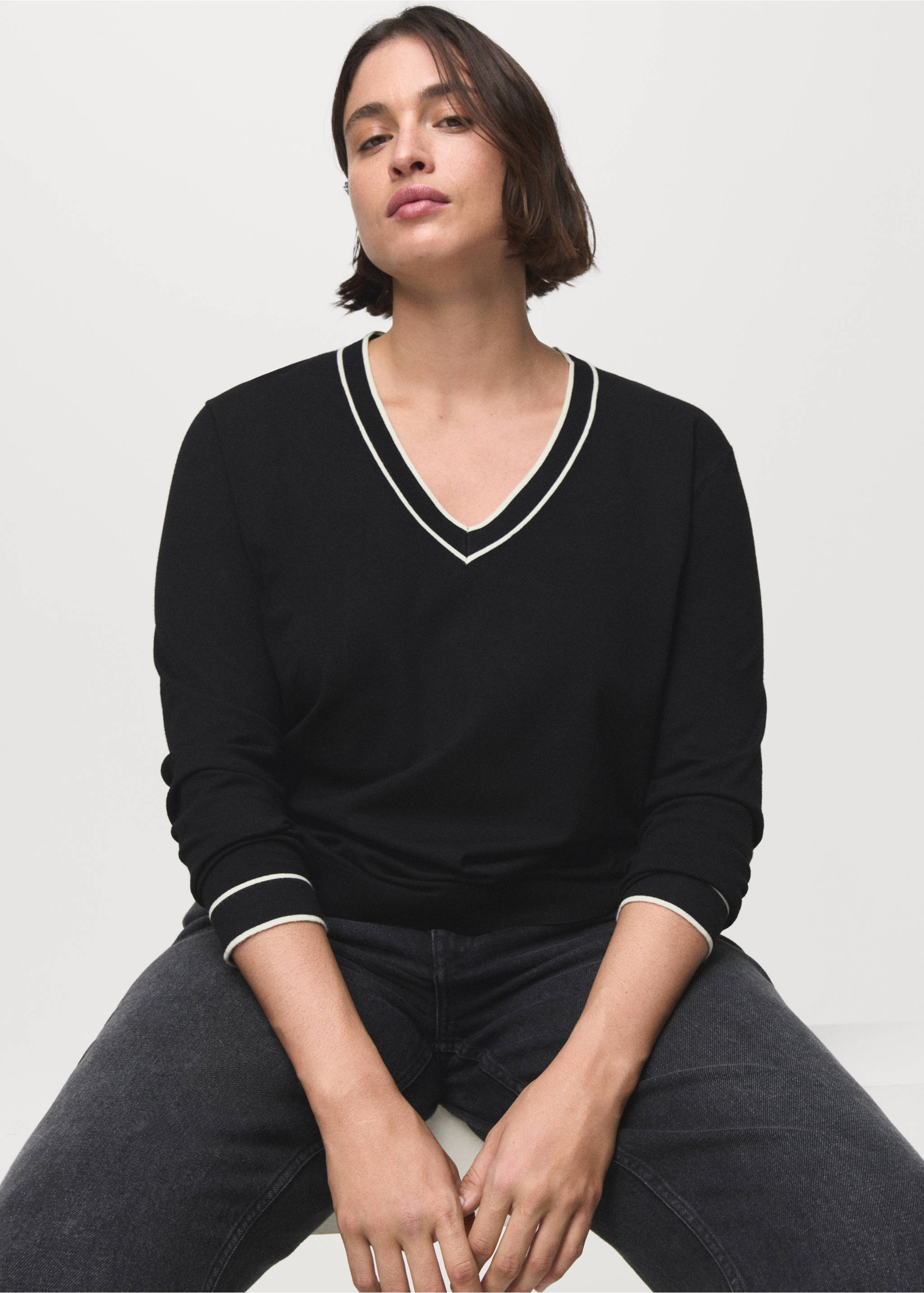Contrasting V-neck sweater - Details of the article 5, Black. Ref: 17064779-00.