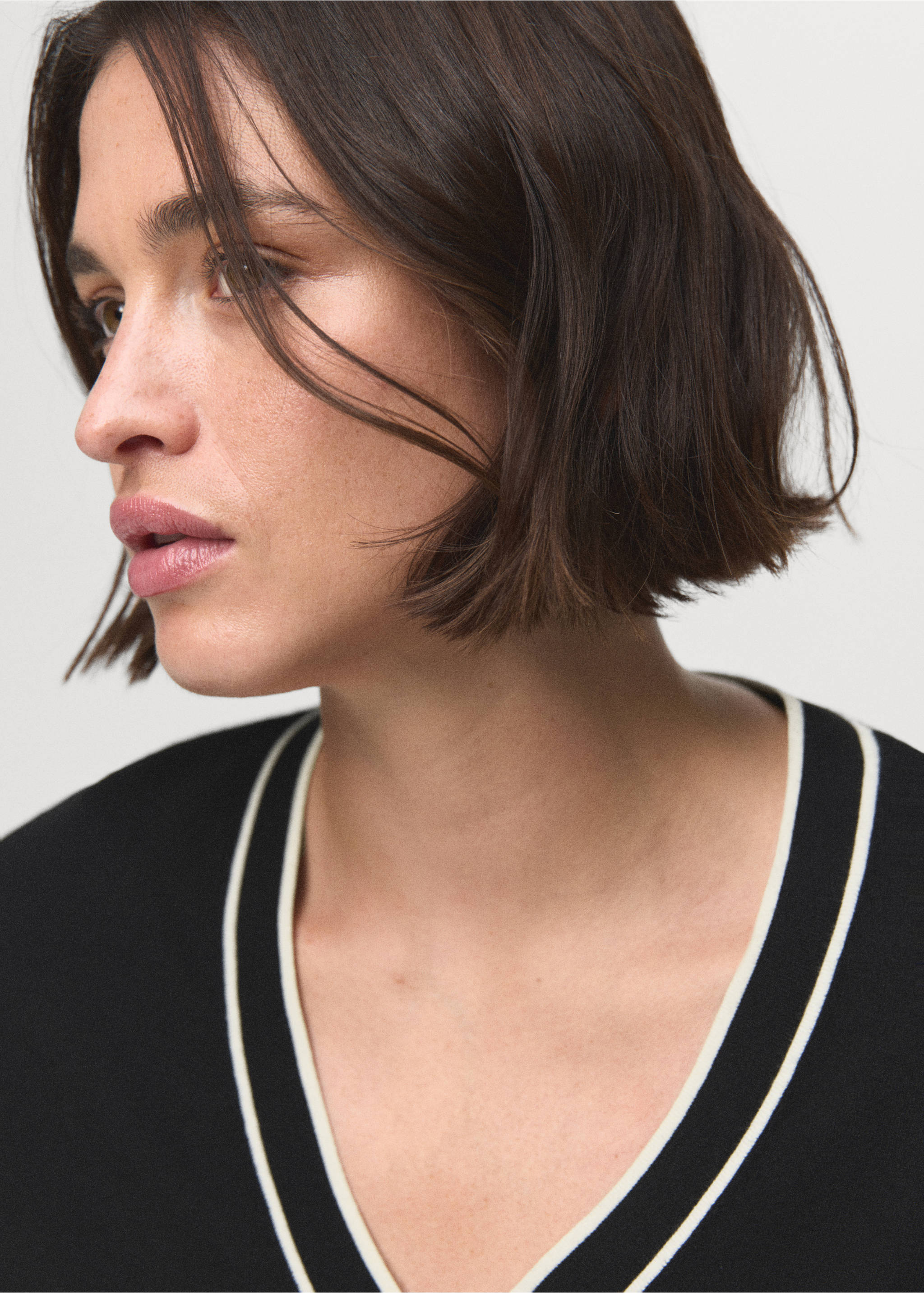 Contrasting V-neck sweater - Details of the article 4, Black. Ref: 17064779-00.