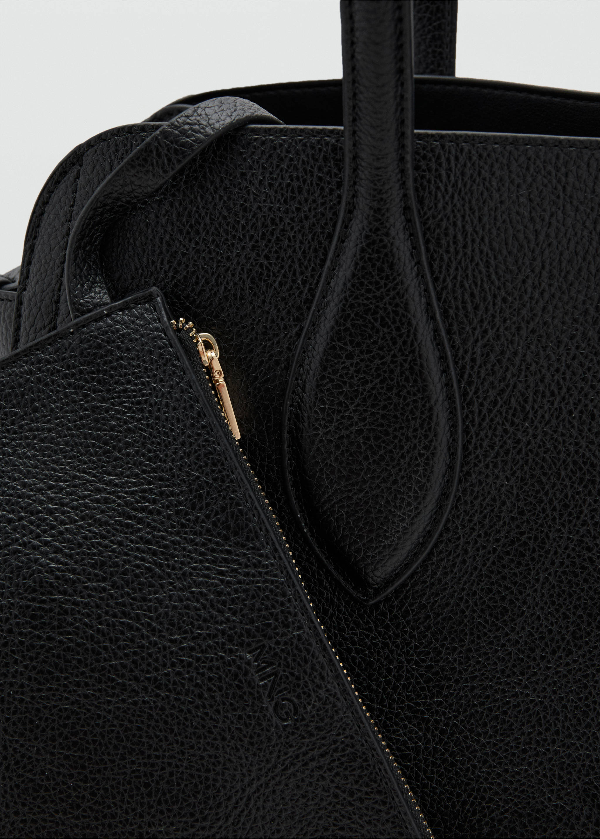 Mittlere Tasche mit Narbenleder-Effekt - Detail des Artikels 2, Schwarz. Ref: 17065815-00.