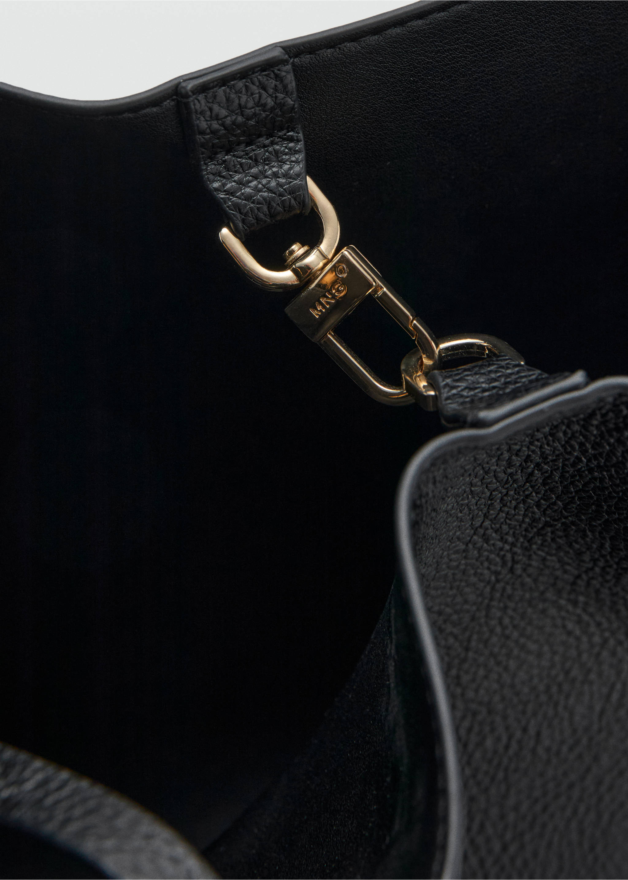 Mittlere Tasche mit Narbenleder-Effekt - Detail des Artikels 3, Schwarz. Ref: 17065815-00.