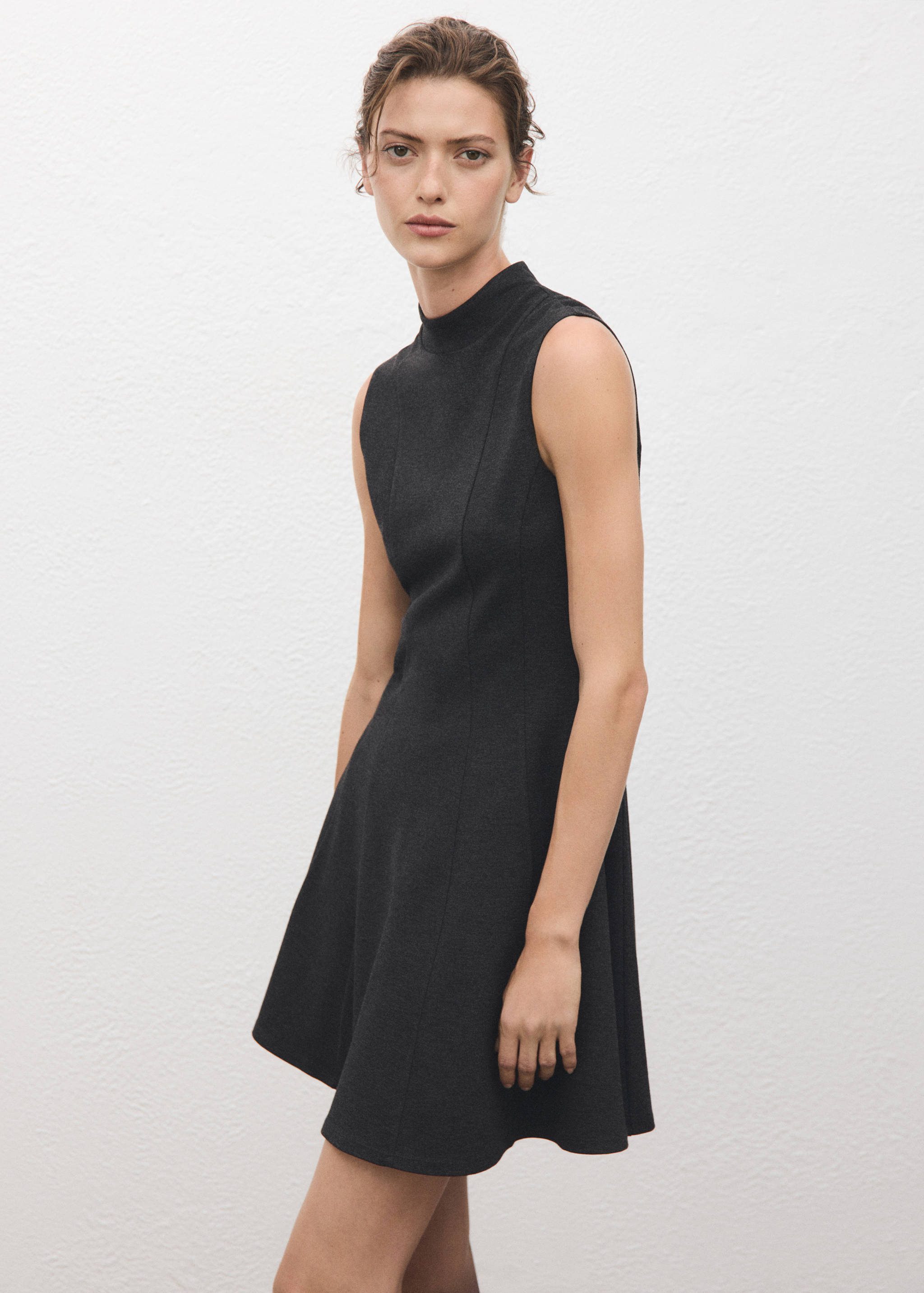 Kleid mit Perkins-Kragen und Nähten - Mittlere Ansicht