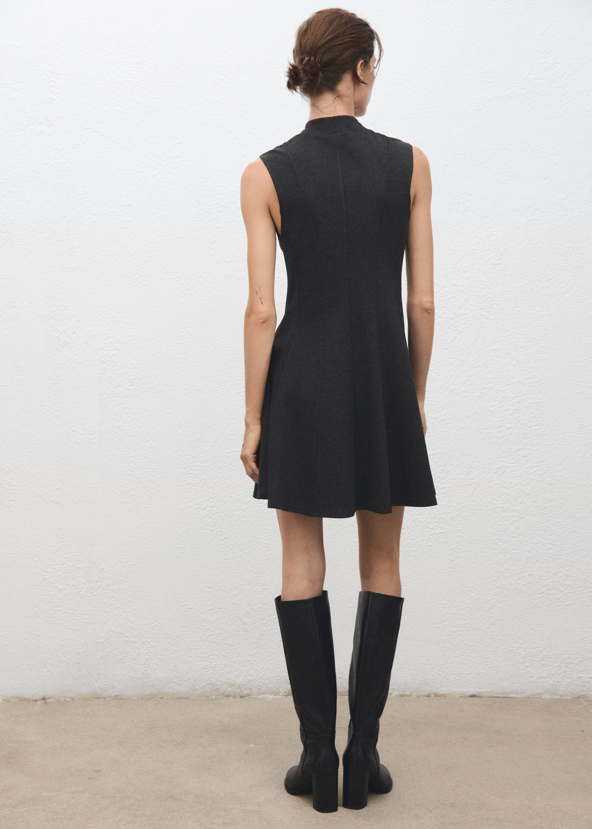 Kleid mit Perkins-Kragen und Nähten - Rückseite des Artikels