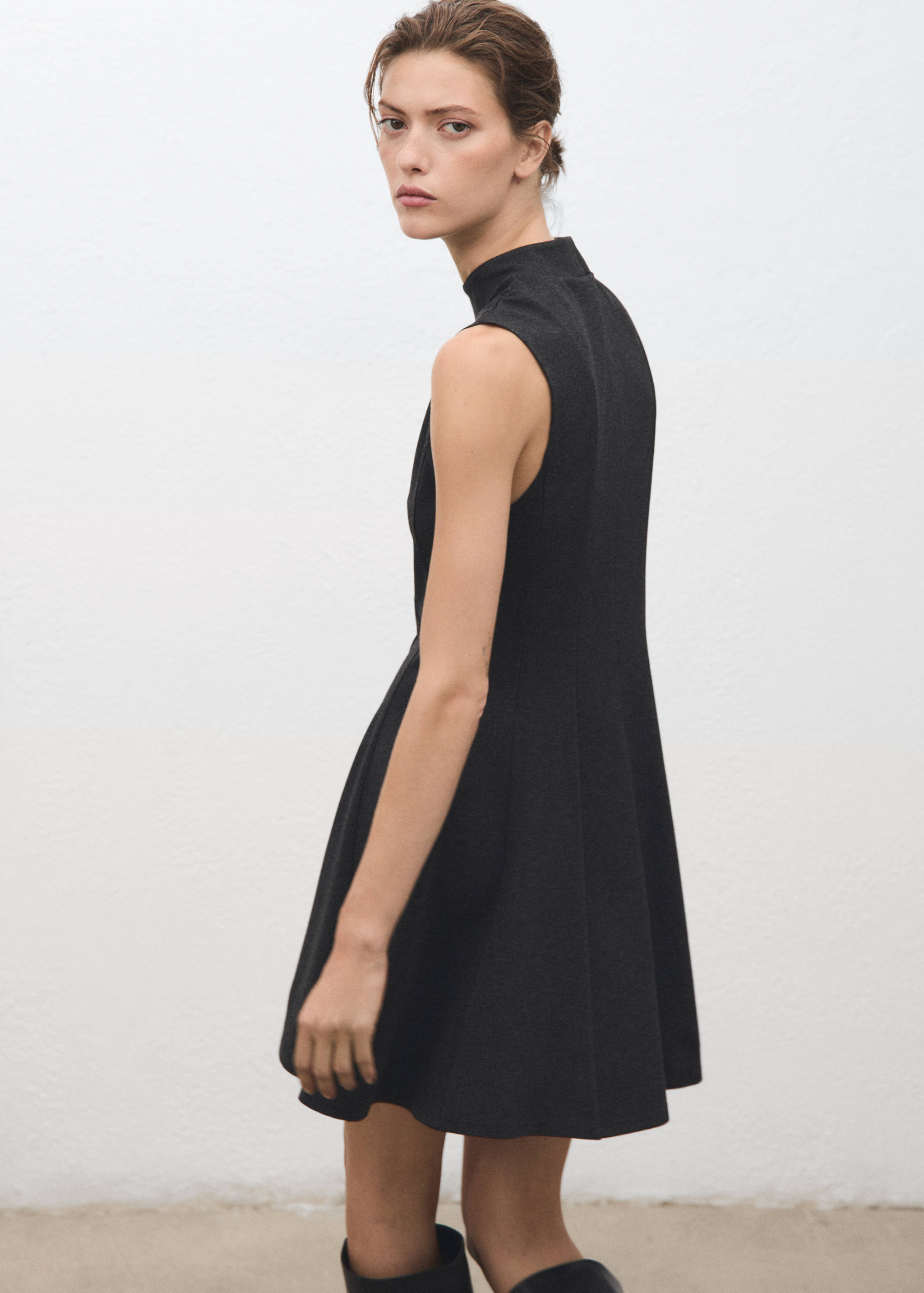 Kleid mit Perkins-Kragen und Nähten - Detail des Artikels 2