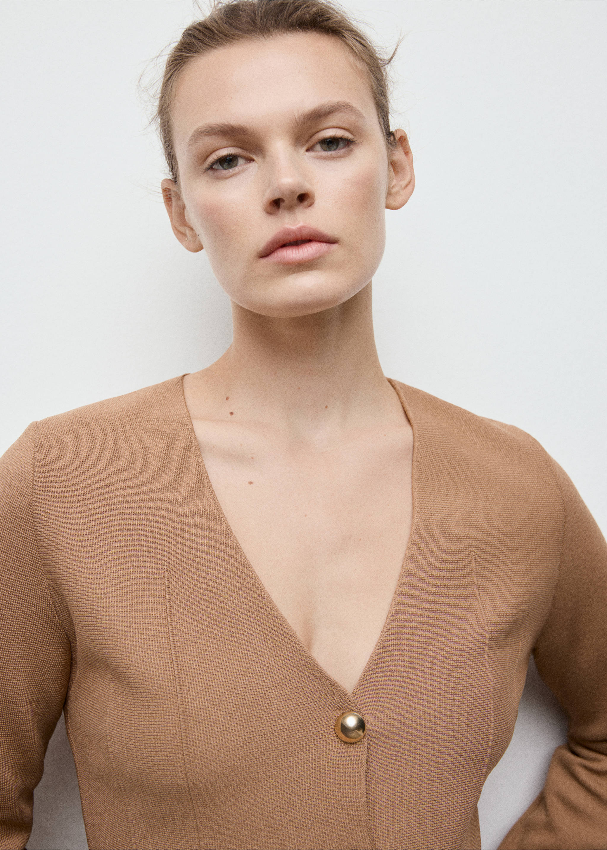 Fitted knitted jacket with buttons - Details of the article 1, Medium Brown. Ref: 17065823-00.