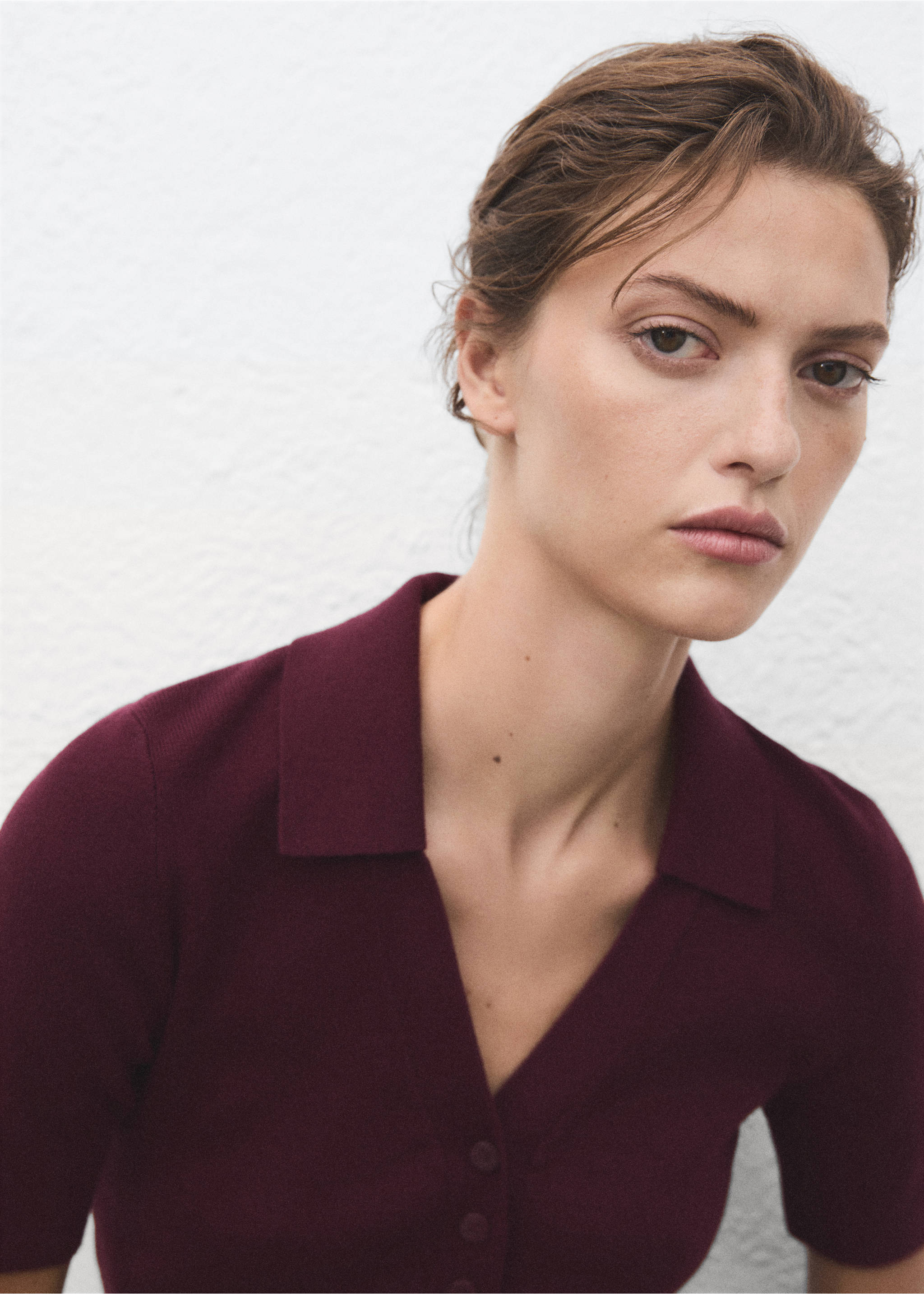 Fine-knit sweater with shirt collar - Details of the article 1, Wine. Ref: 17065981-00.