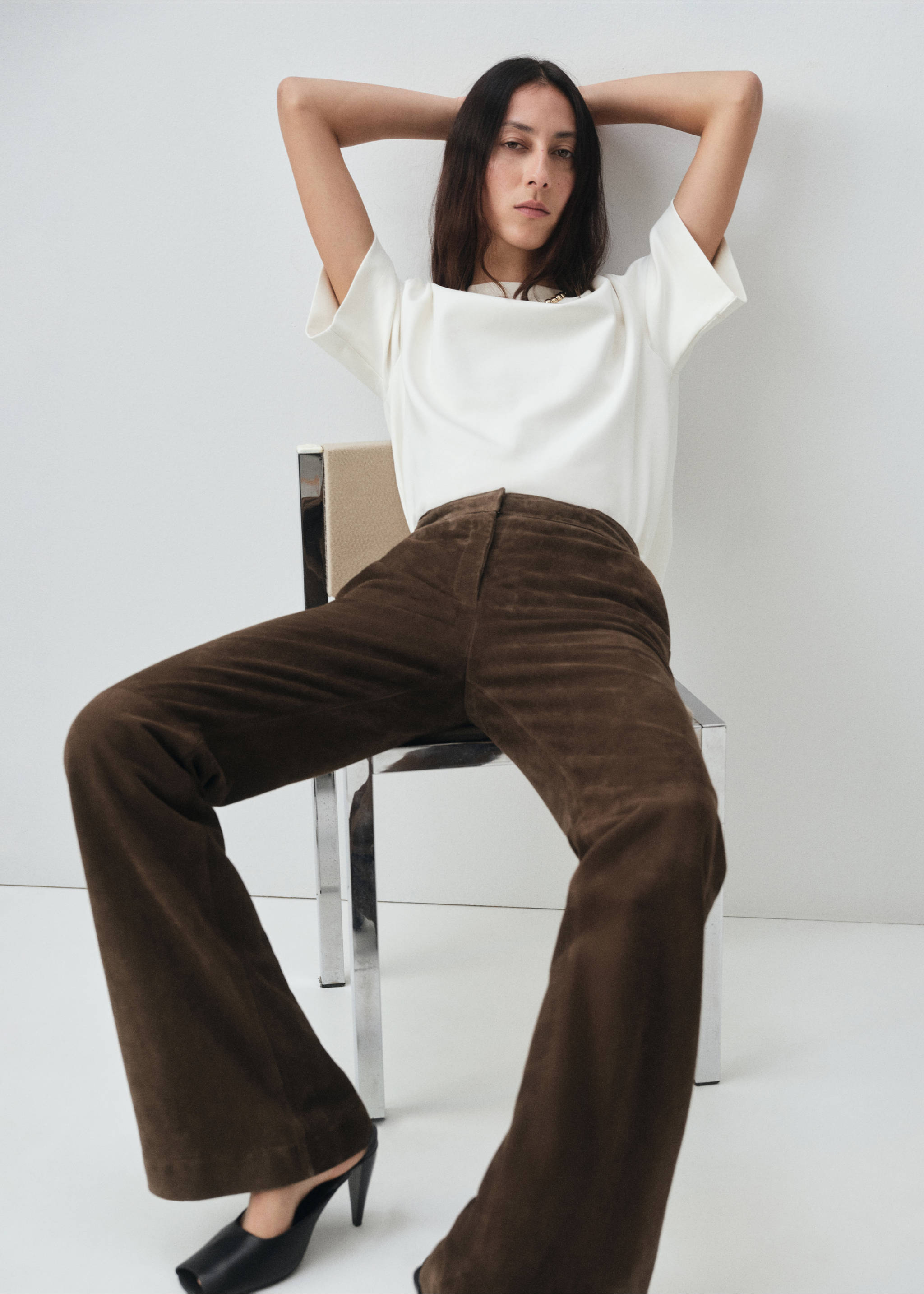 100% suede flared trousers - Details of the article 2, Khaki. Ref: 17066344-00.