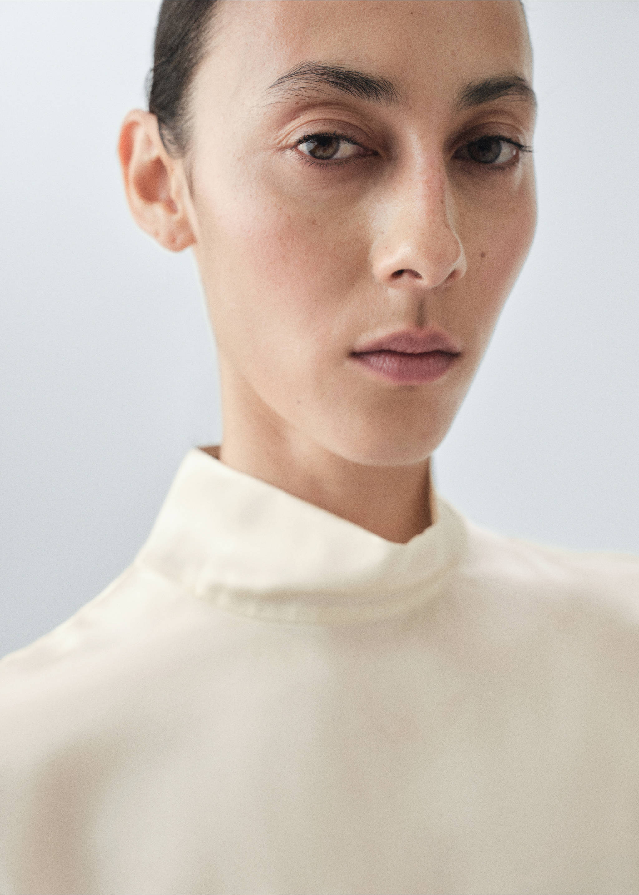 100% silk satin turtleneck blouse - Details of the article 1, Ecru. Ref: 17066348-00.